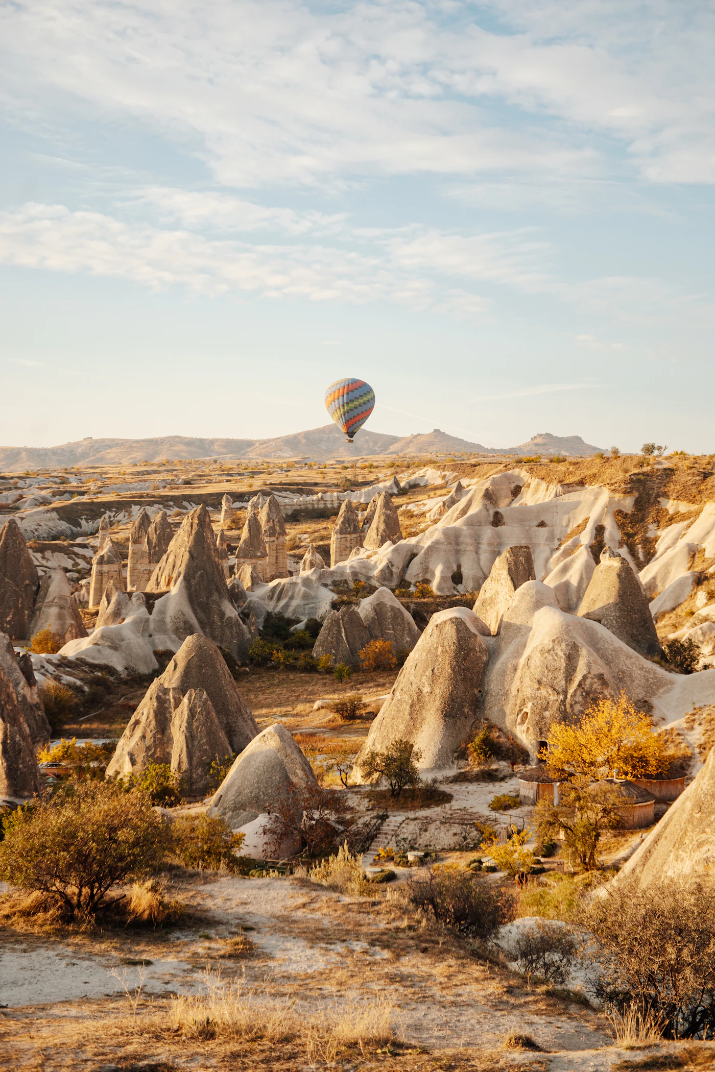 Globo aerostático sobrevolando los valles de roca de Capadocia al amanecer, Göreme, Turquía