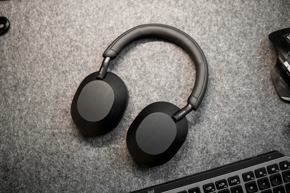 Sony WH-1000XM5 — independently licensed photograph