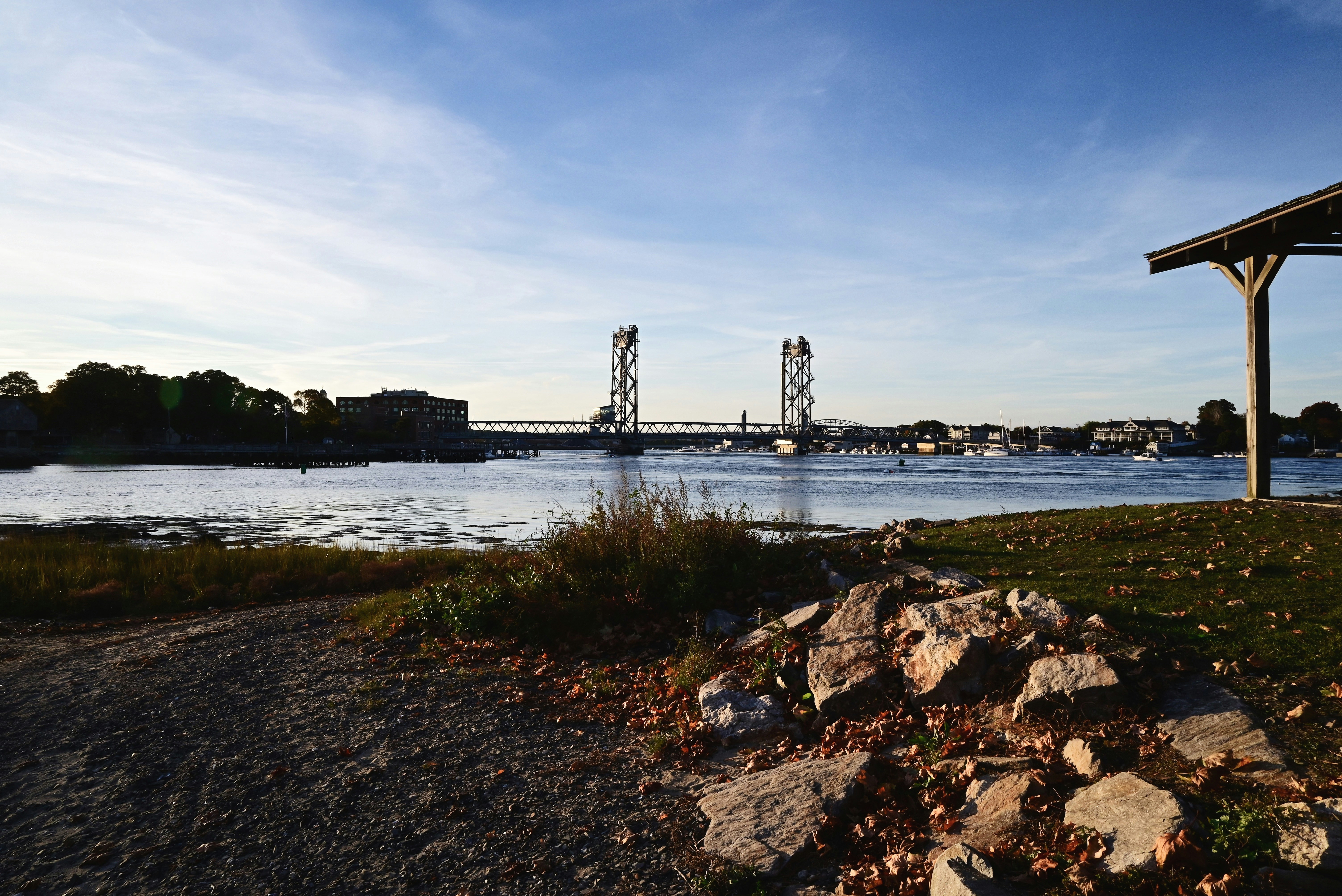 Vue d’un pont au-dessus d’un plan d’eau
