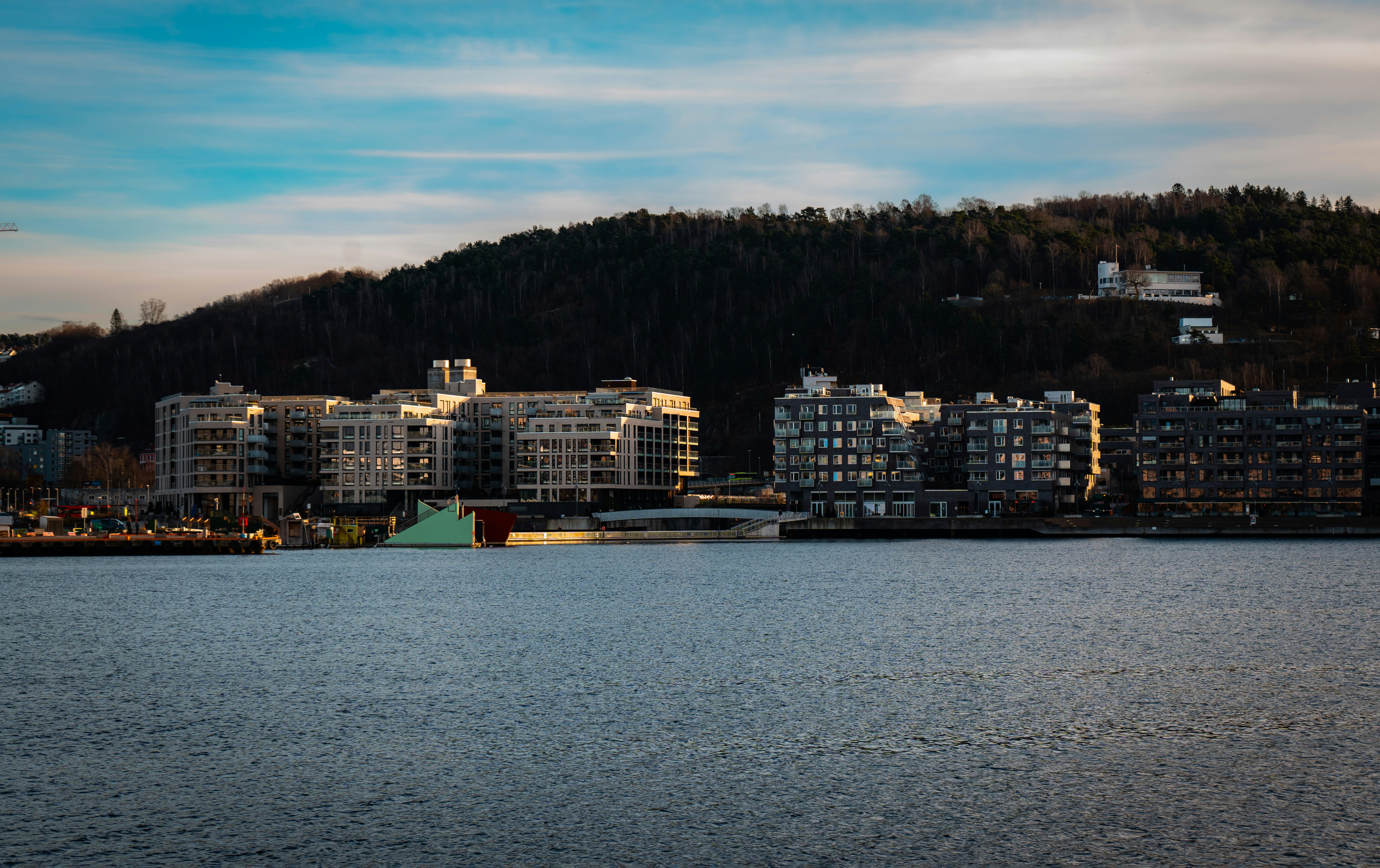 Norveç'teki iş ve istihdam olanaklarını temsil eden, modern bir ofis ortamında çalışan profesyoneller ve kariyer fırsatları görseli.
