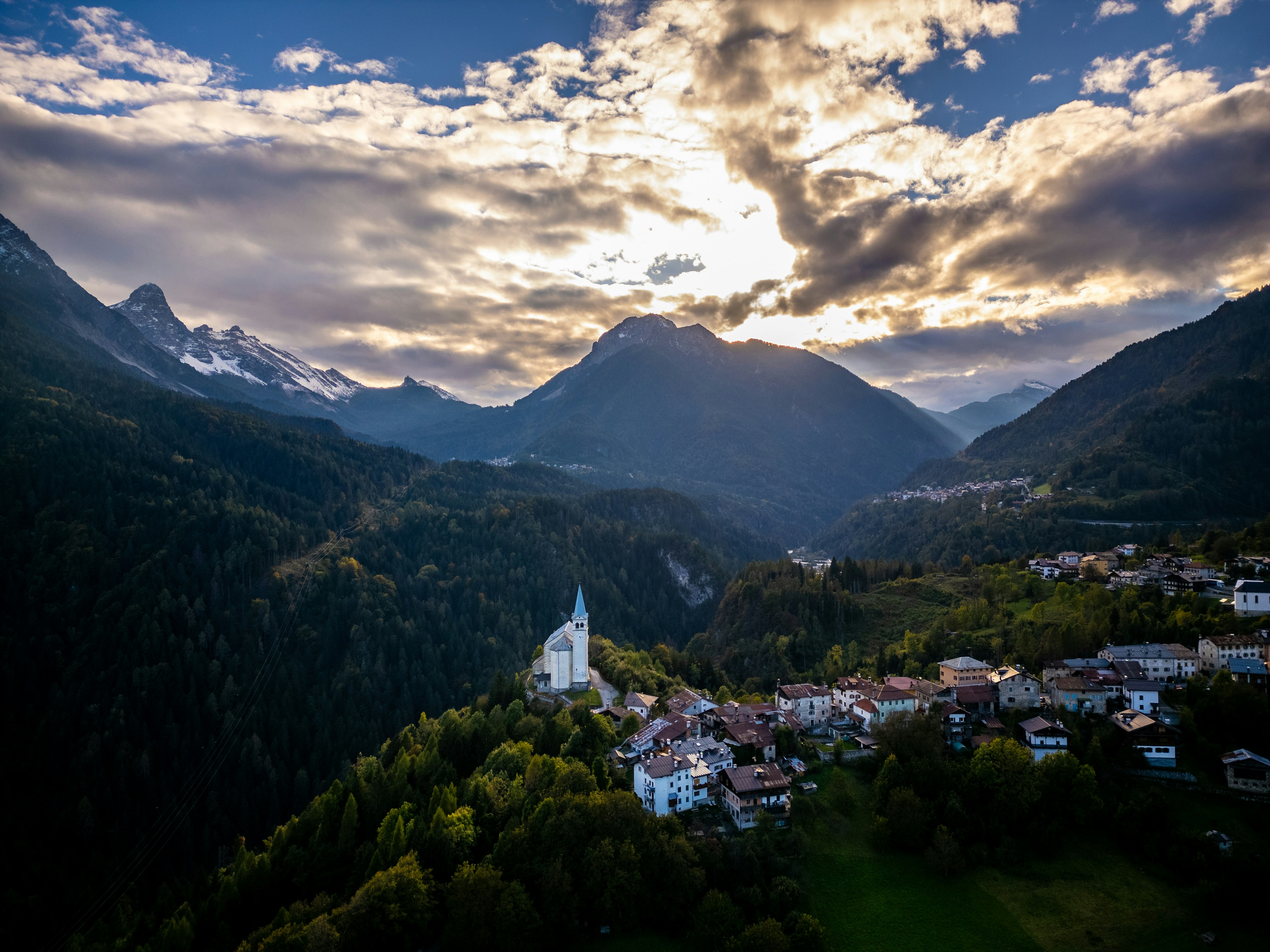 A scenic view of a town surrounded by mountains photo – Free Forest ...