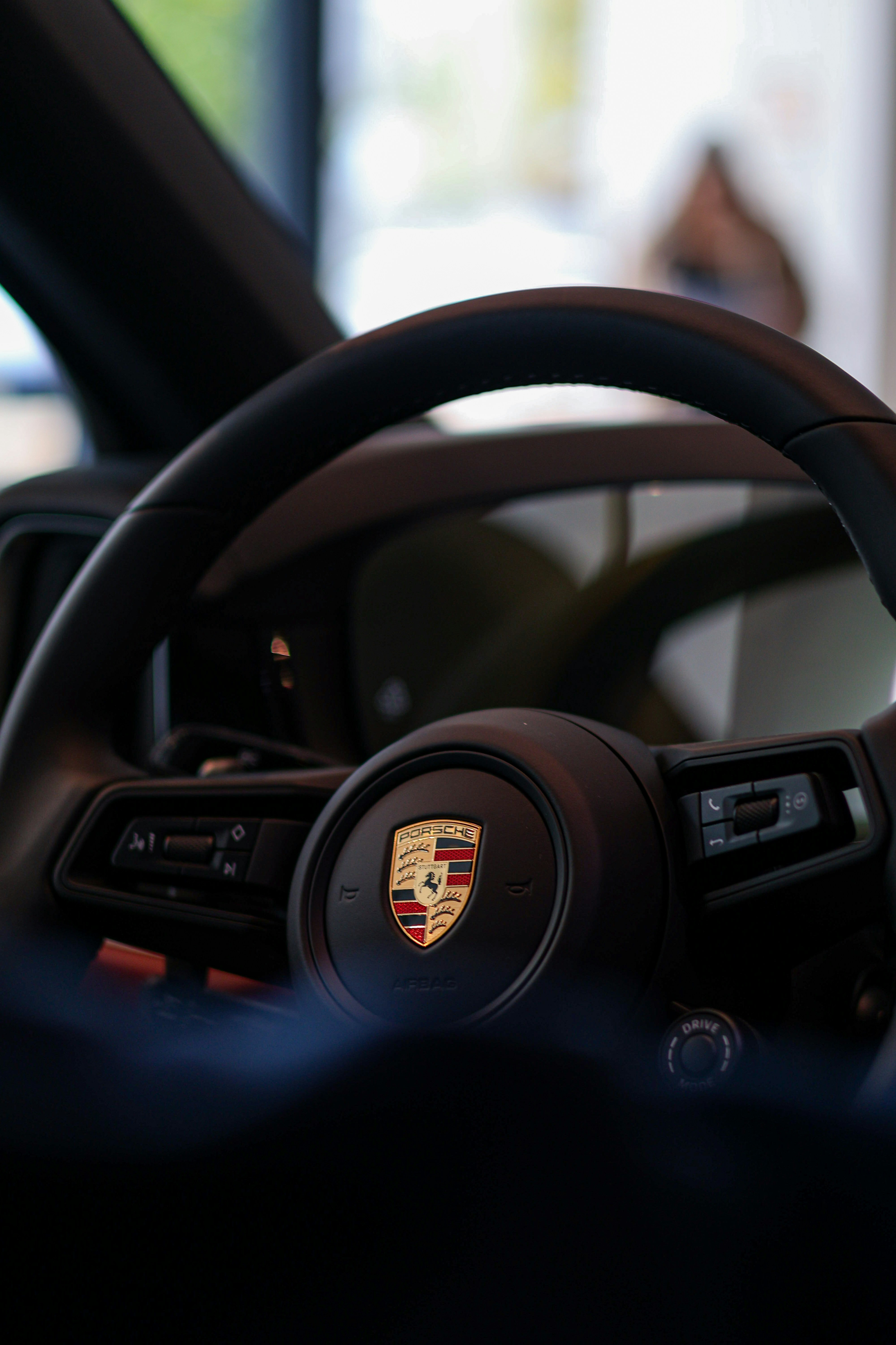 A close up of a steering wheel of a car