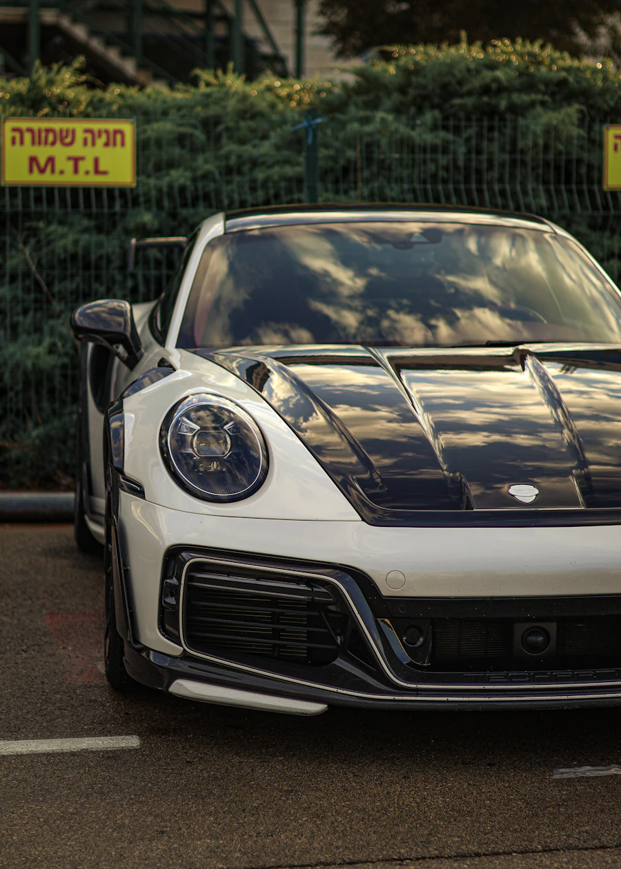 Porsche met wolkenreflecties in zwart-wit