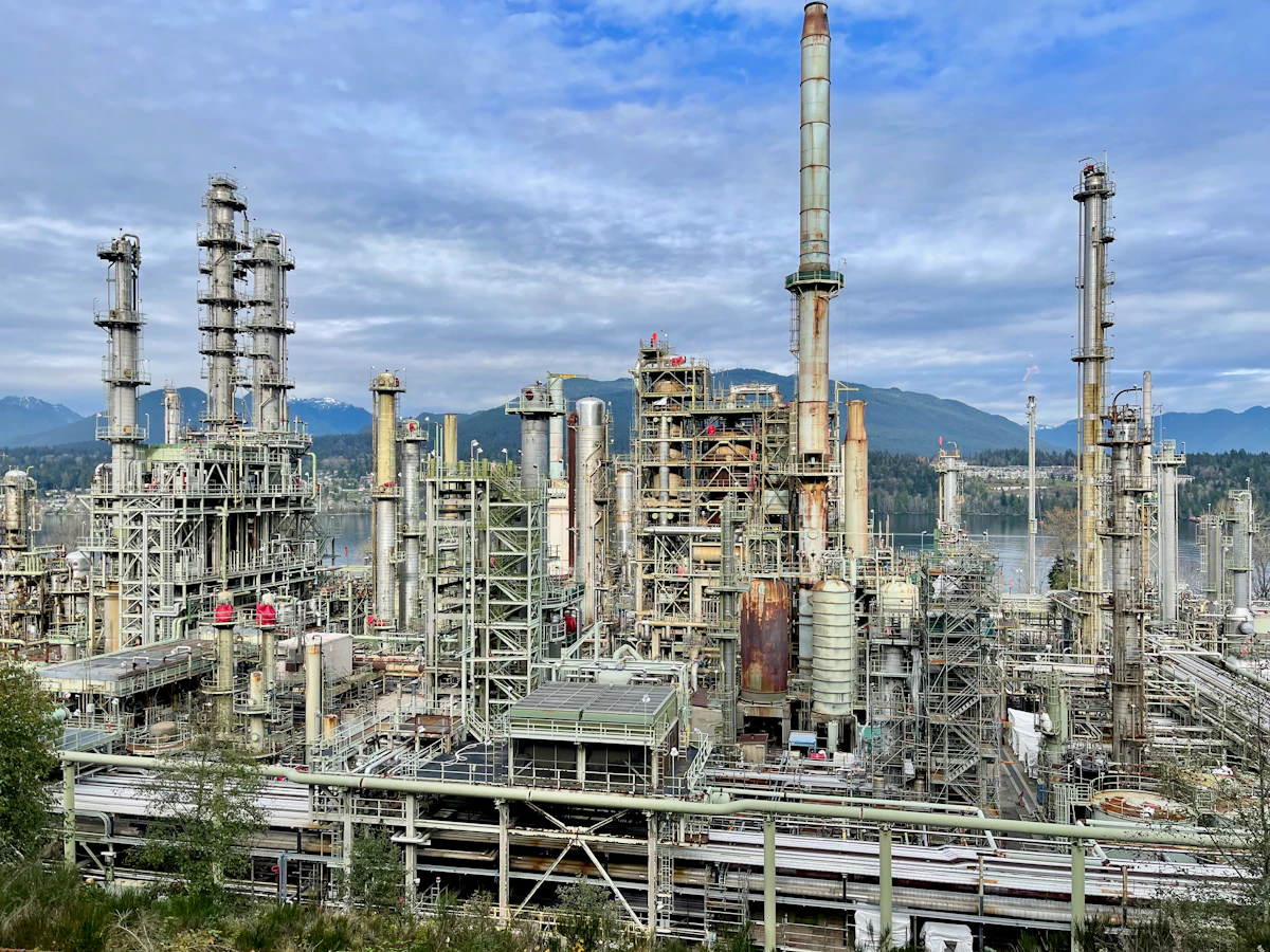 Refinery complex with process columns and pipework