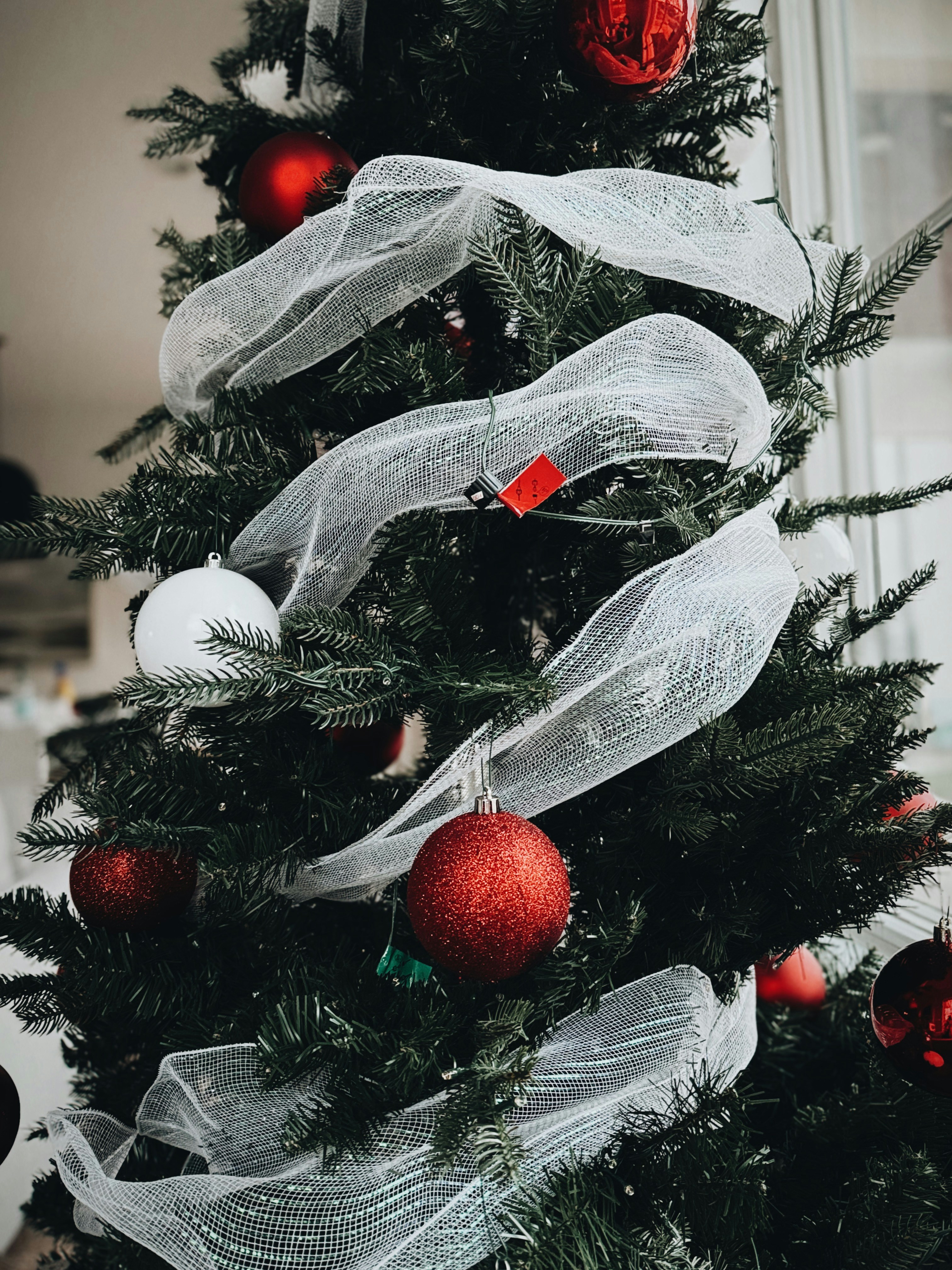 Ein mit rotem und weißem Schmuck geschmückter Weihnachtsbaum