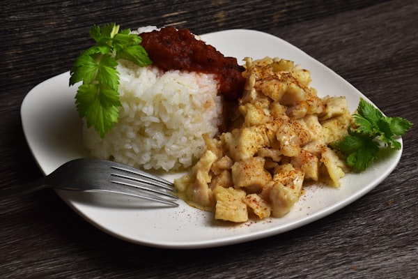 Куриная грудка с рисом и салатом