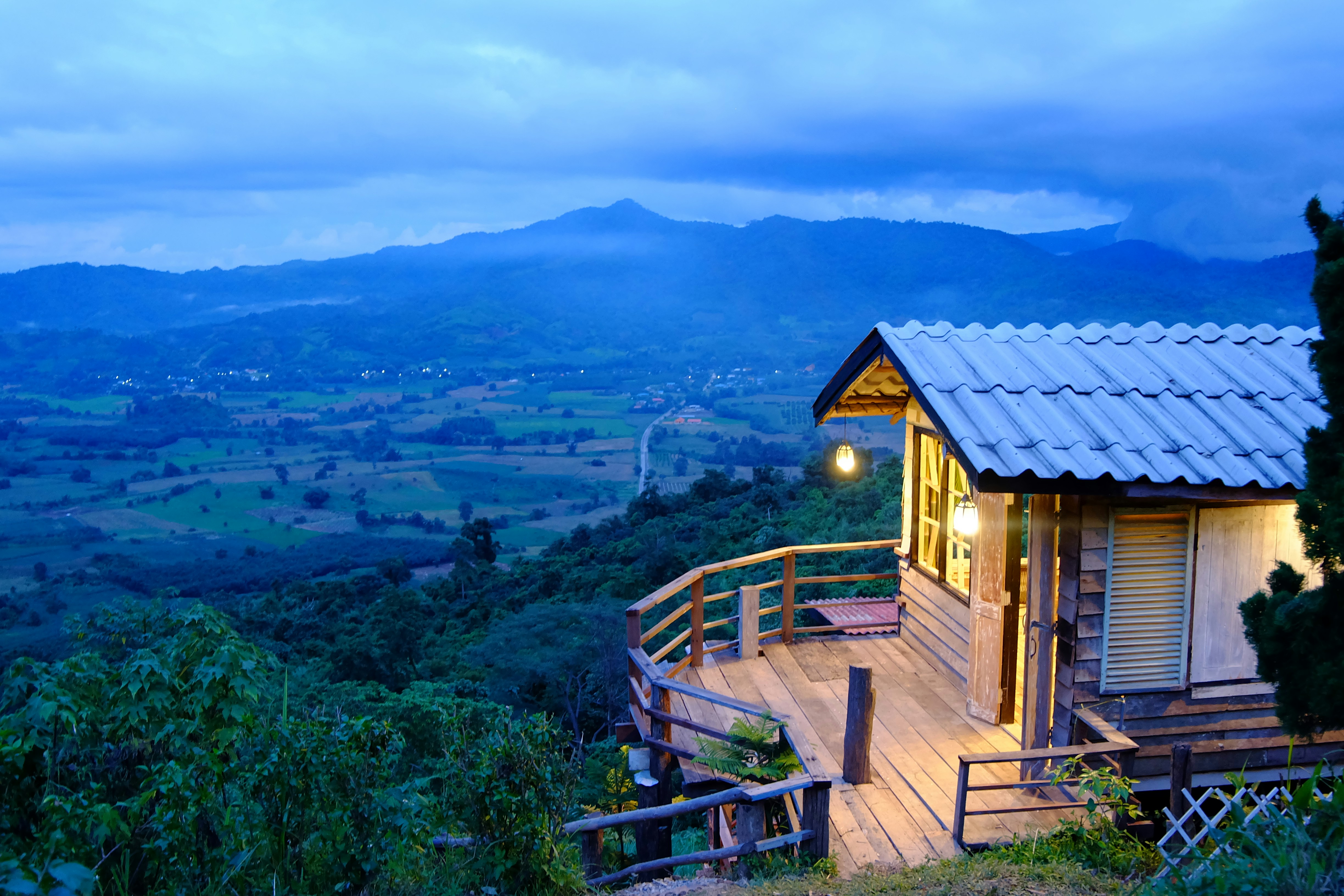 渓谷を見下ろす丘の上の小さなキャビン