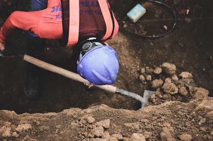 Worker digging a well, guide to septic systems and wells for cottage buyers
