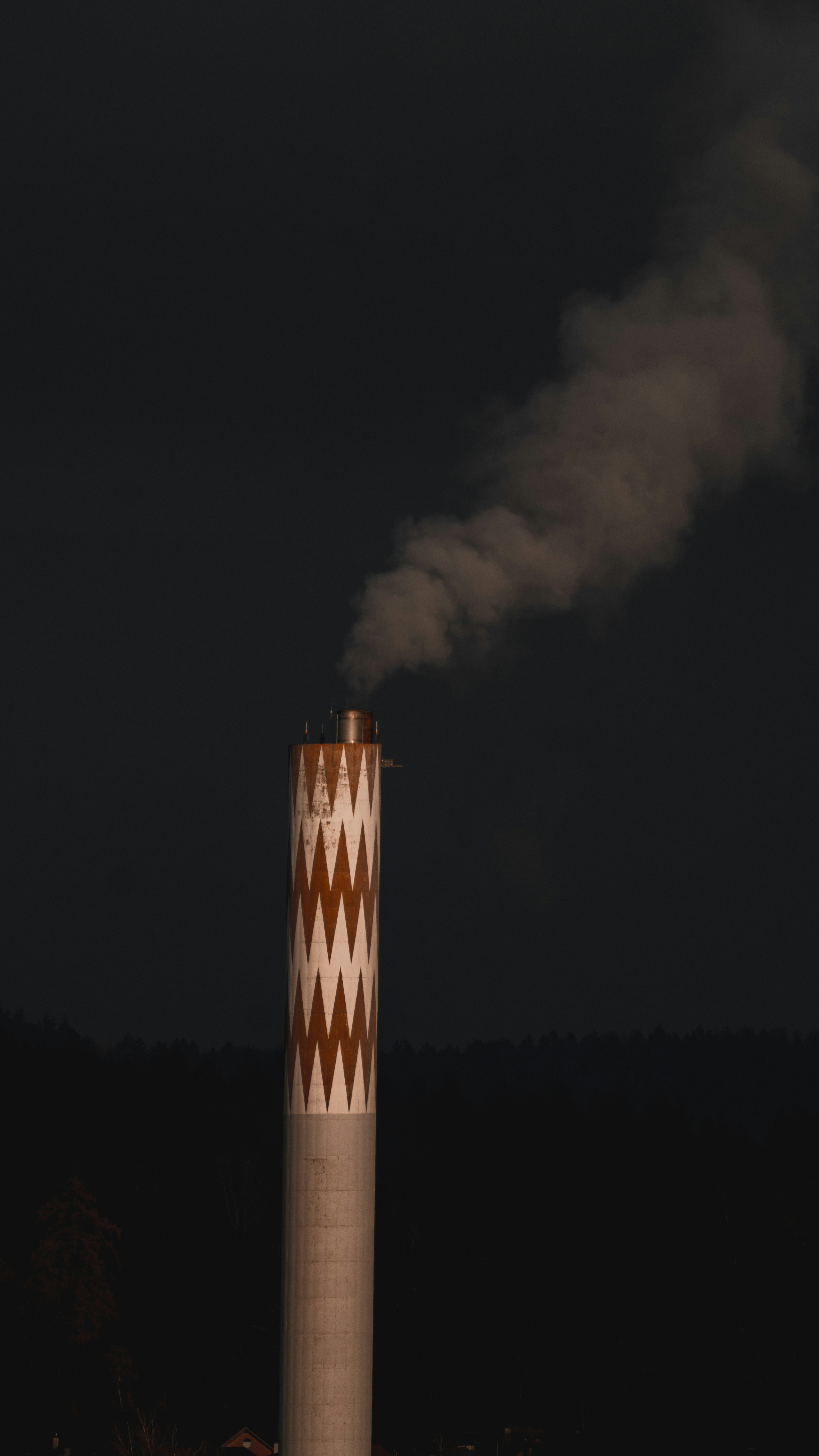 Nachts steigt ein Schornstein aus einem Schornstein