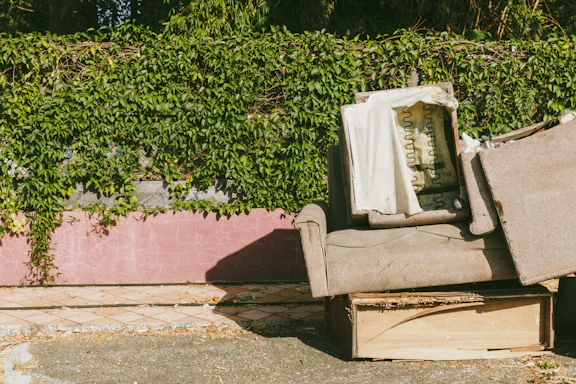 An old TV sitting on top of a wooden box