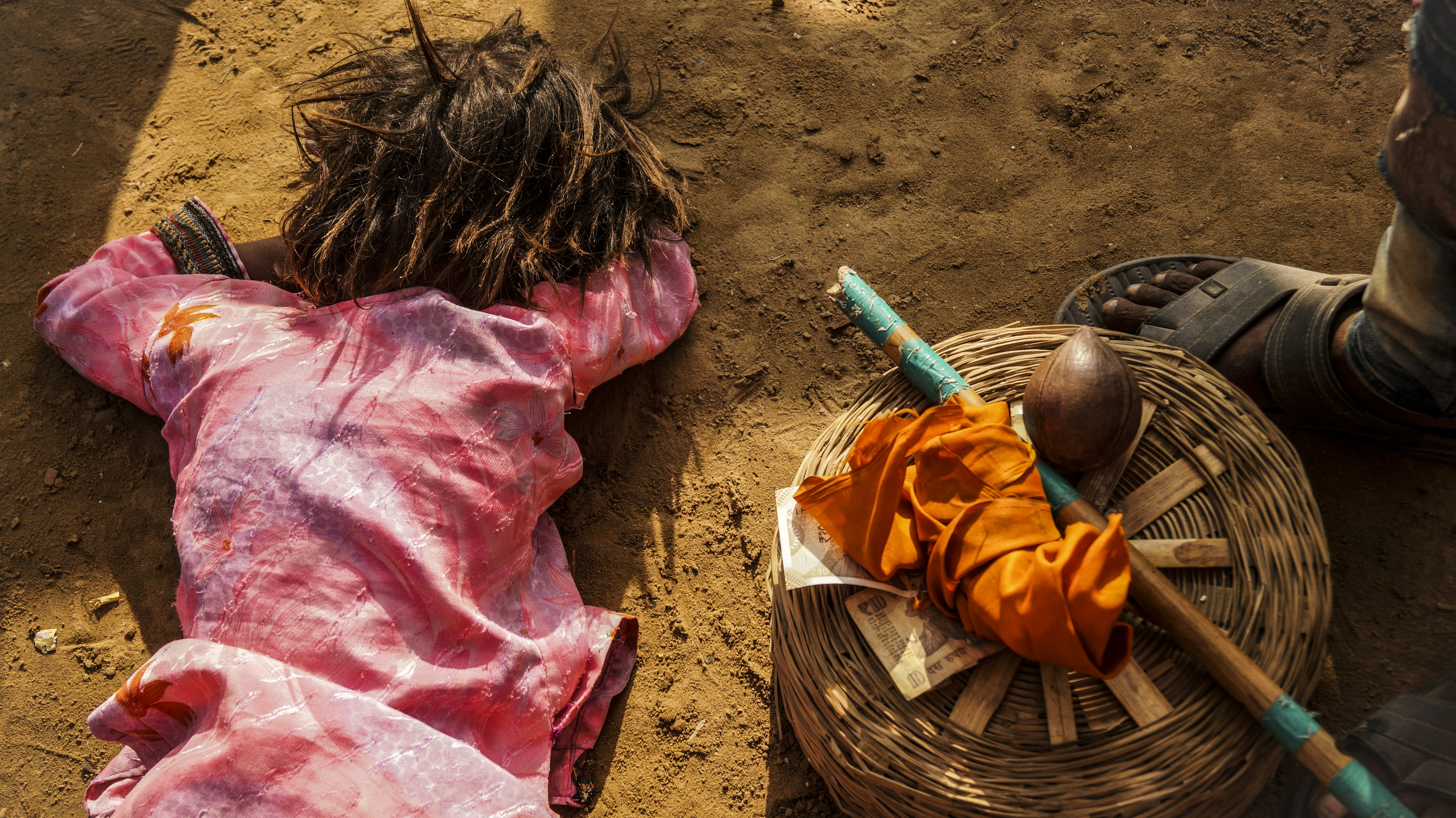 Imagem de uma pessoa analisando dados