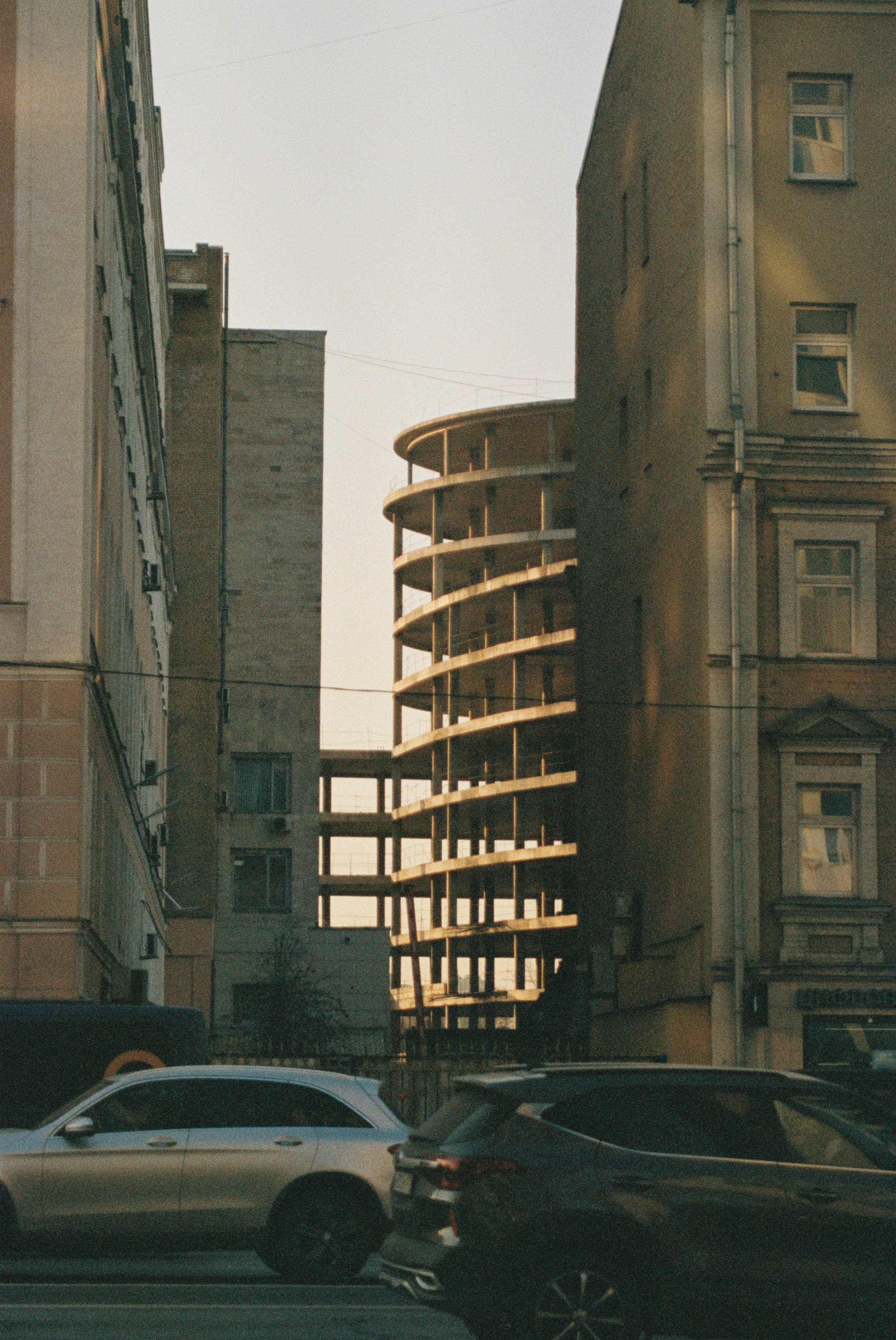 Eine Straße mit viel Verkehr neben hohen Gebäuden