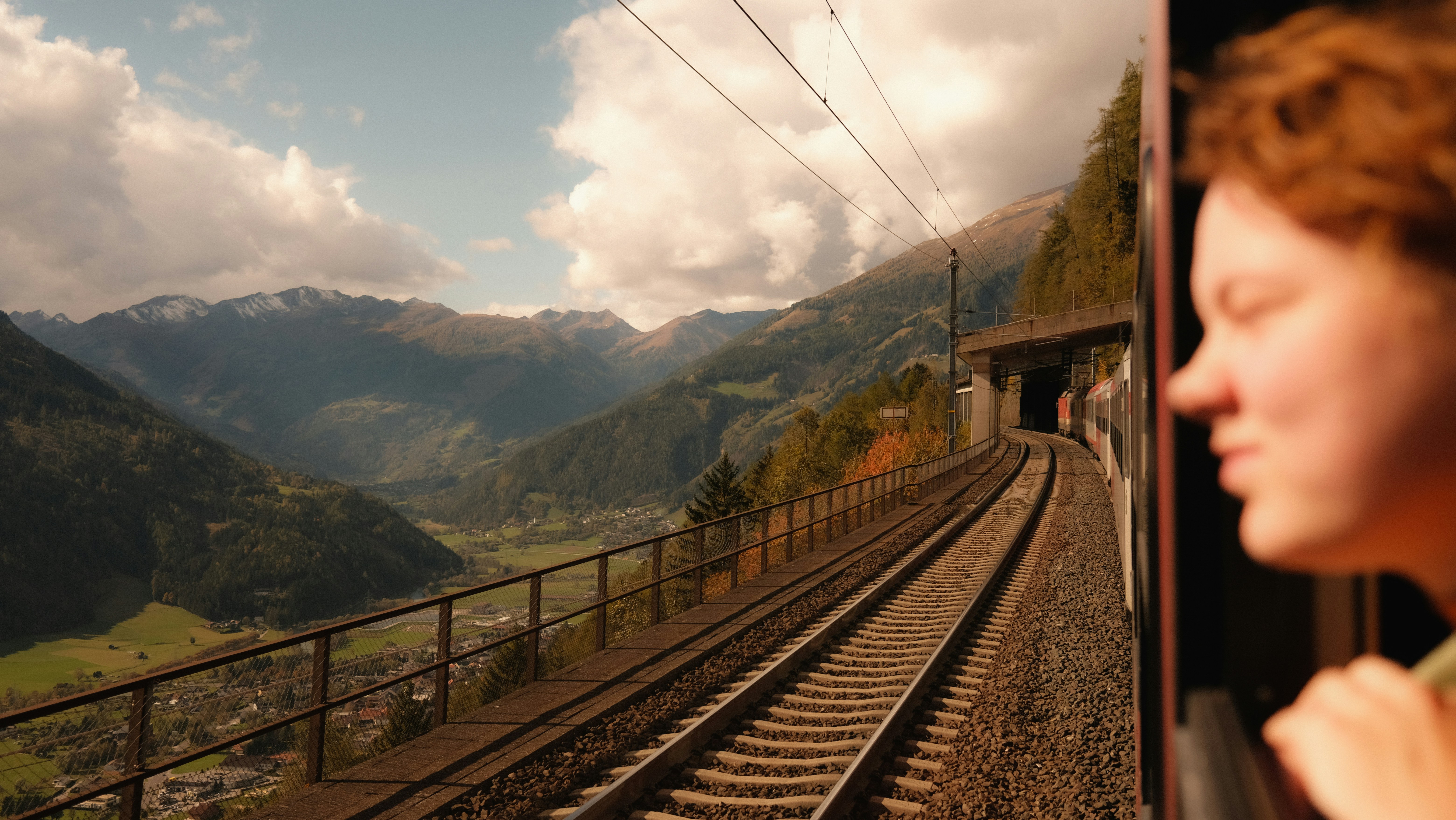 Una mujer mirando por la ventanilla de un tren