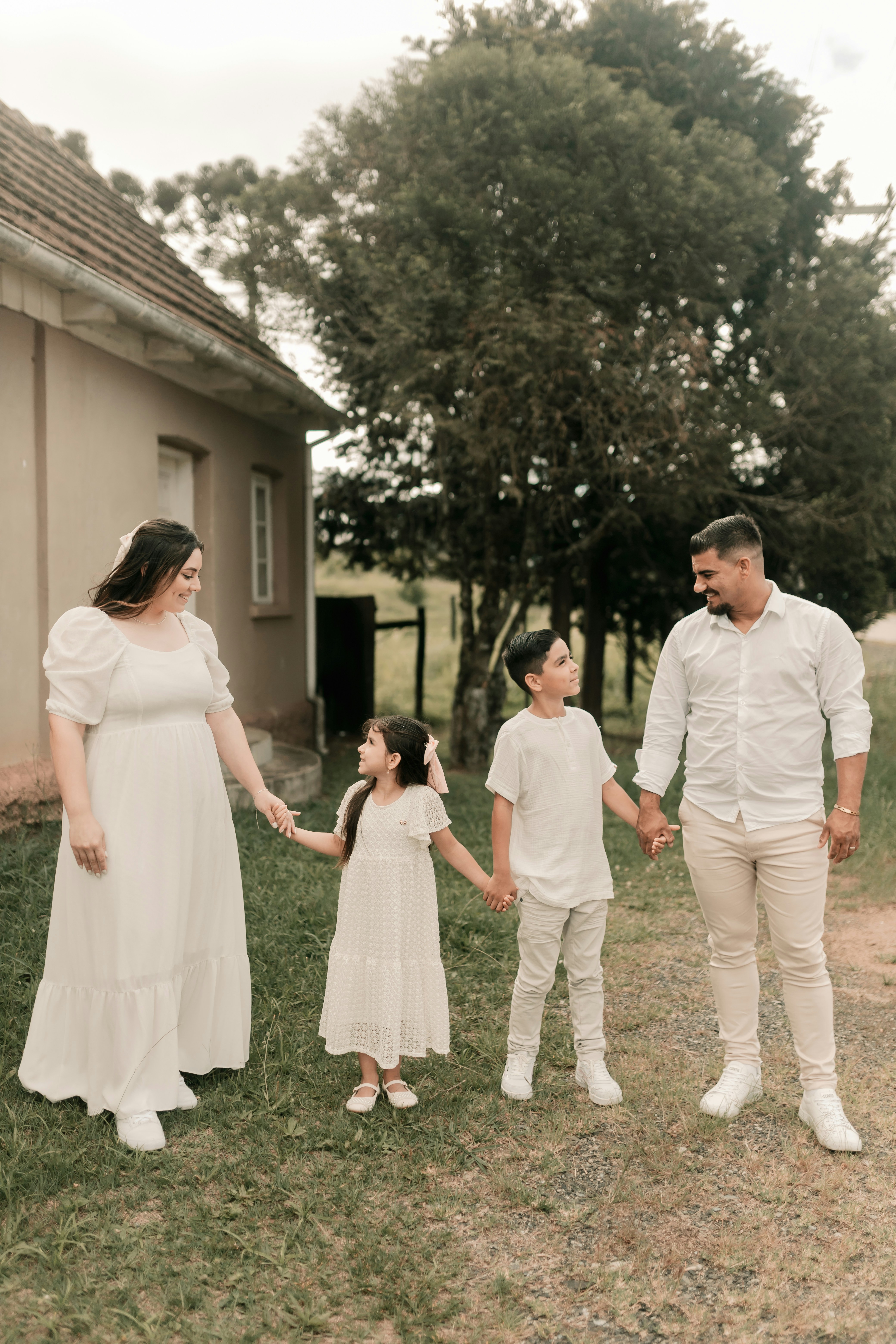 Familie foran deres hus