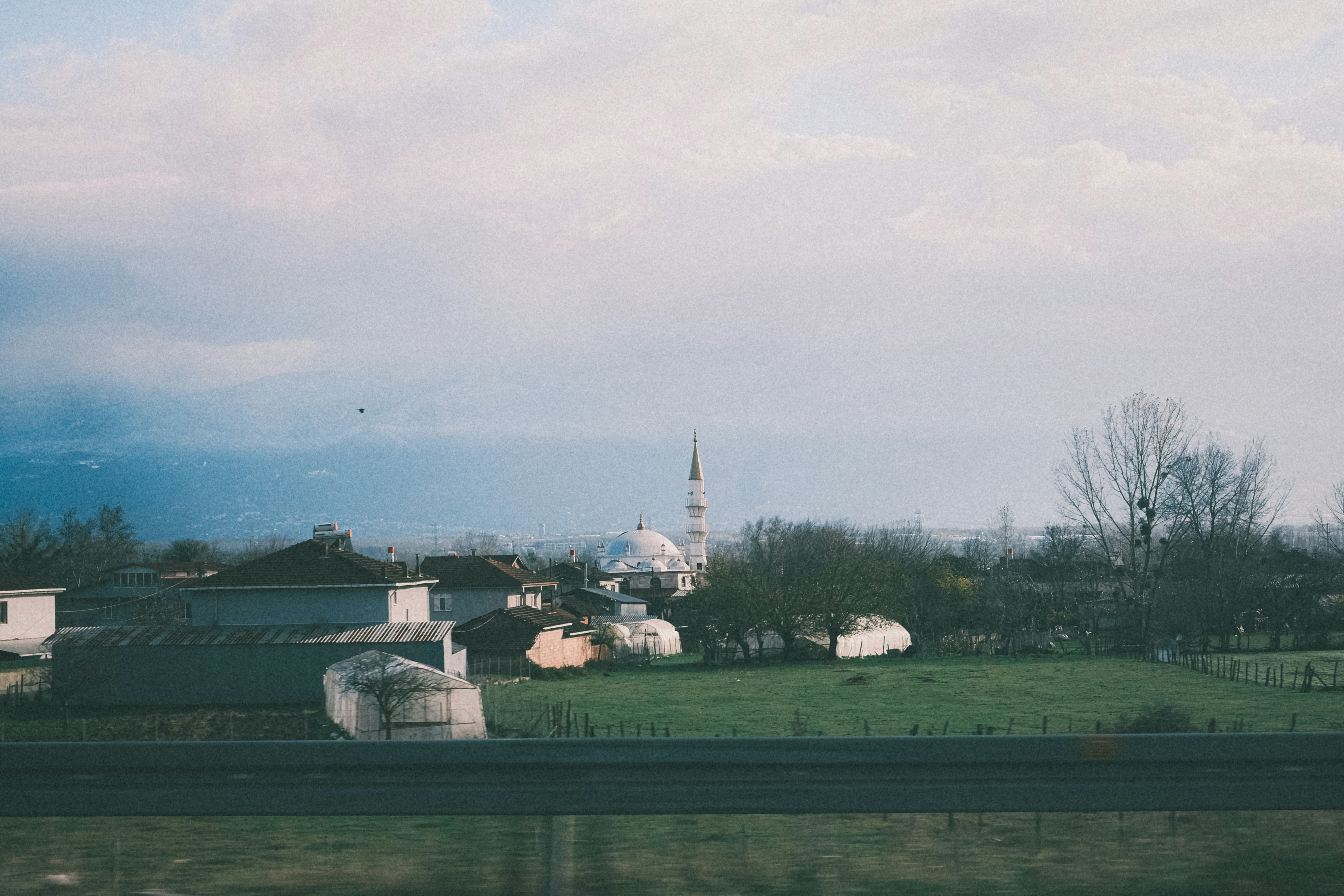 Un campo verde con una chiesa sullo sfondo