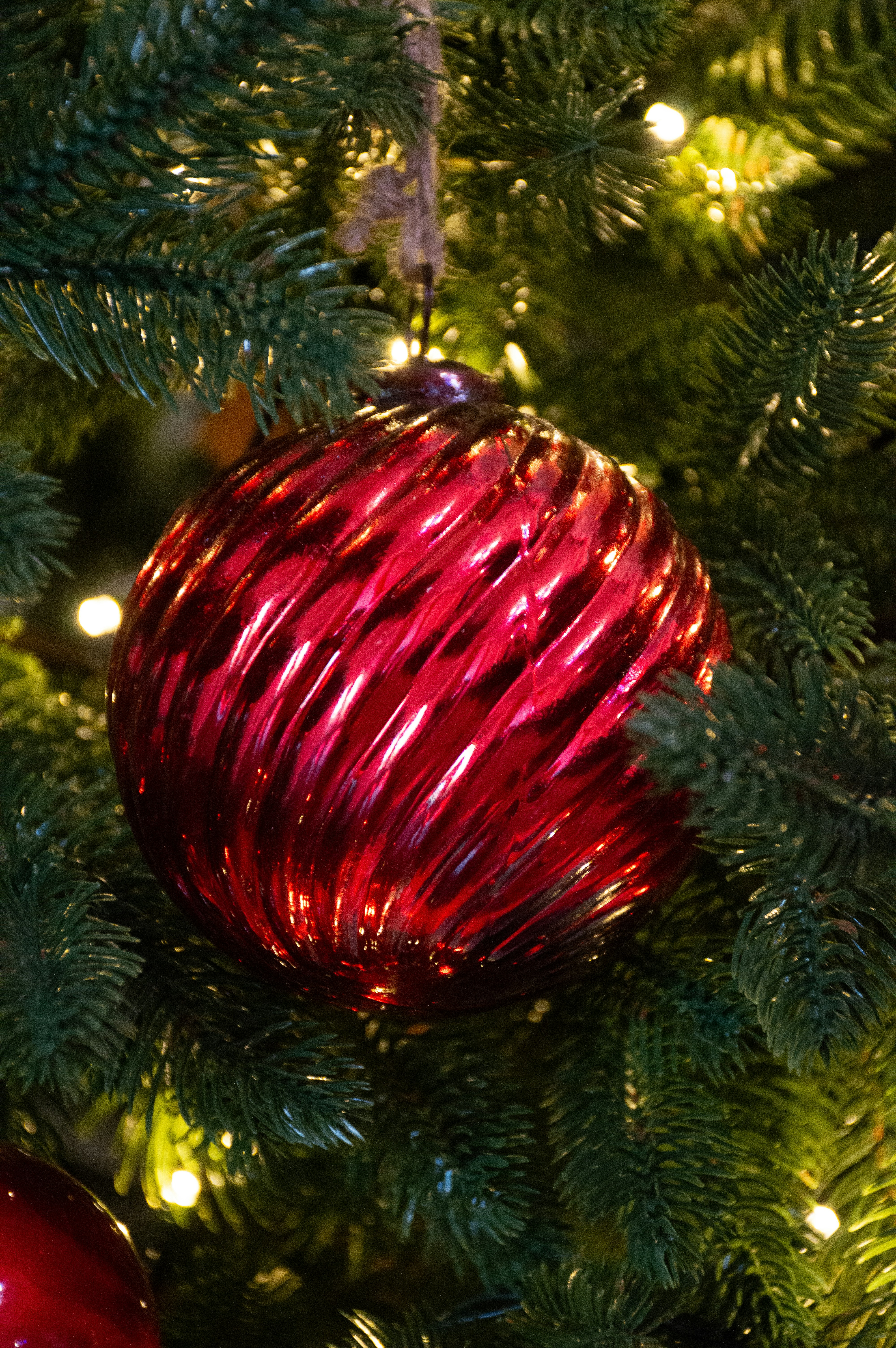 クリスマスツリーに吊るされた赤いオーナメント
