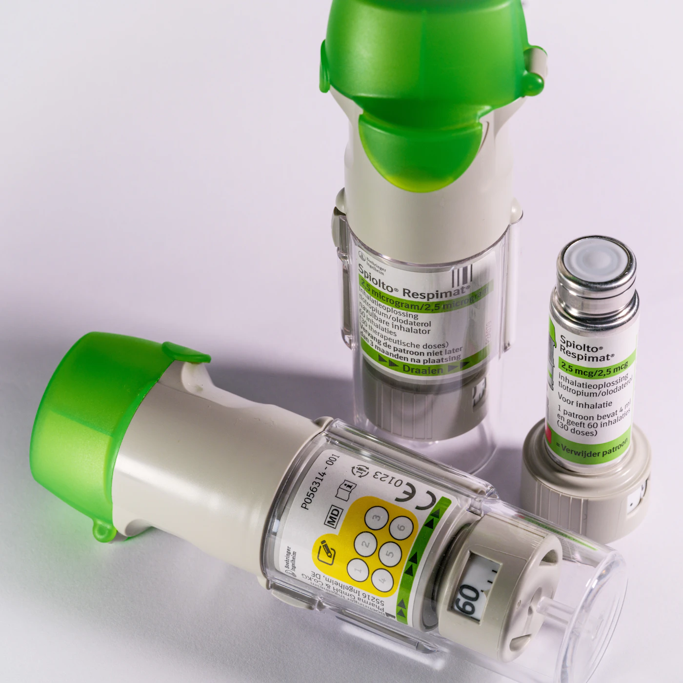 Inhalationsmedikamente als Symbol für Asthma-Behandlung während des Rauchstopps