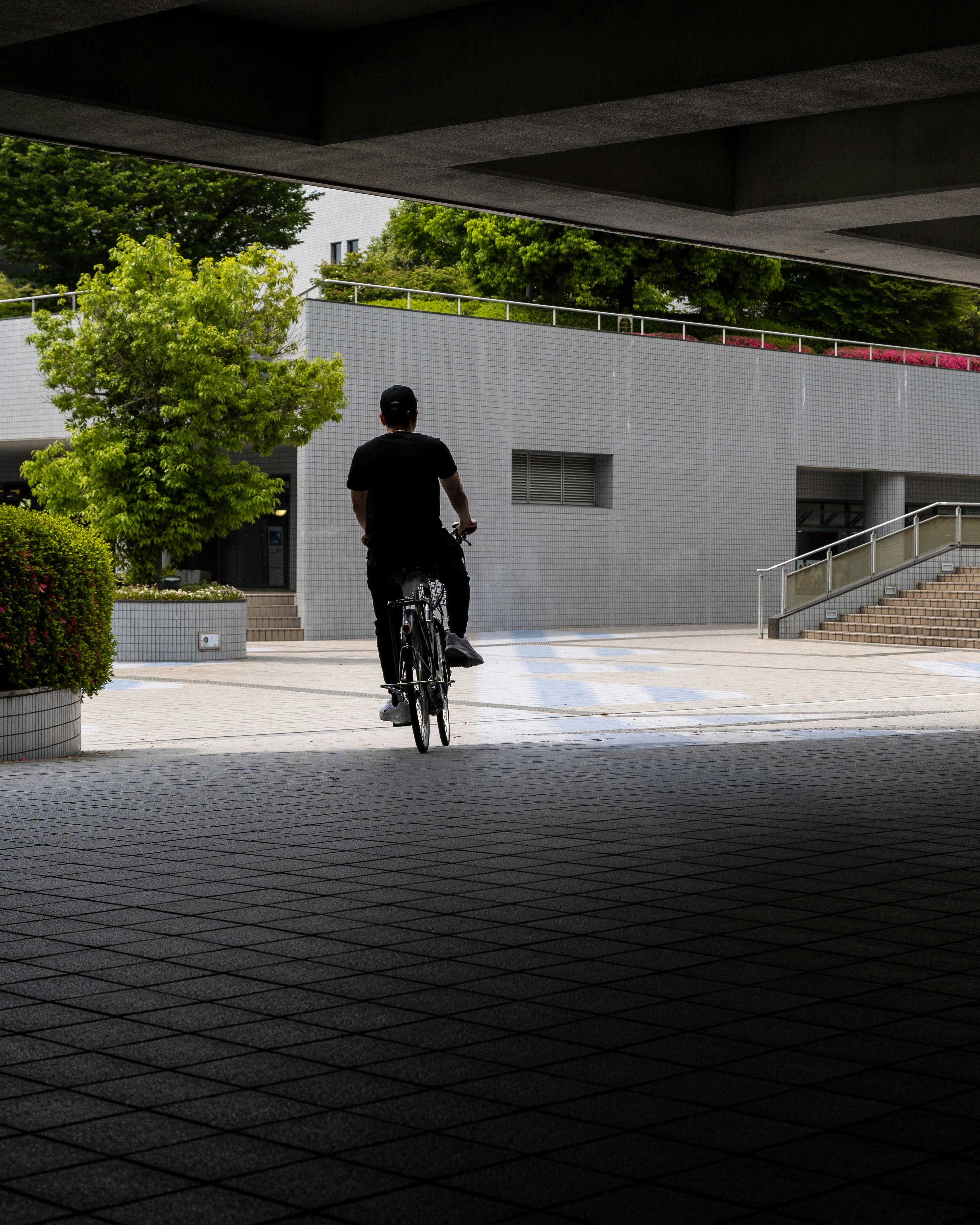 Una persona in sella a una bicicletta in un parcheggio