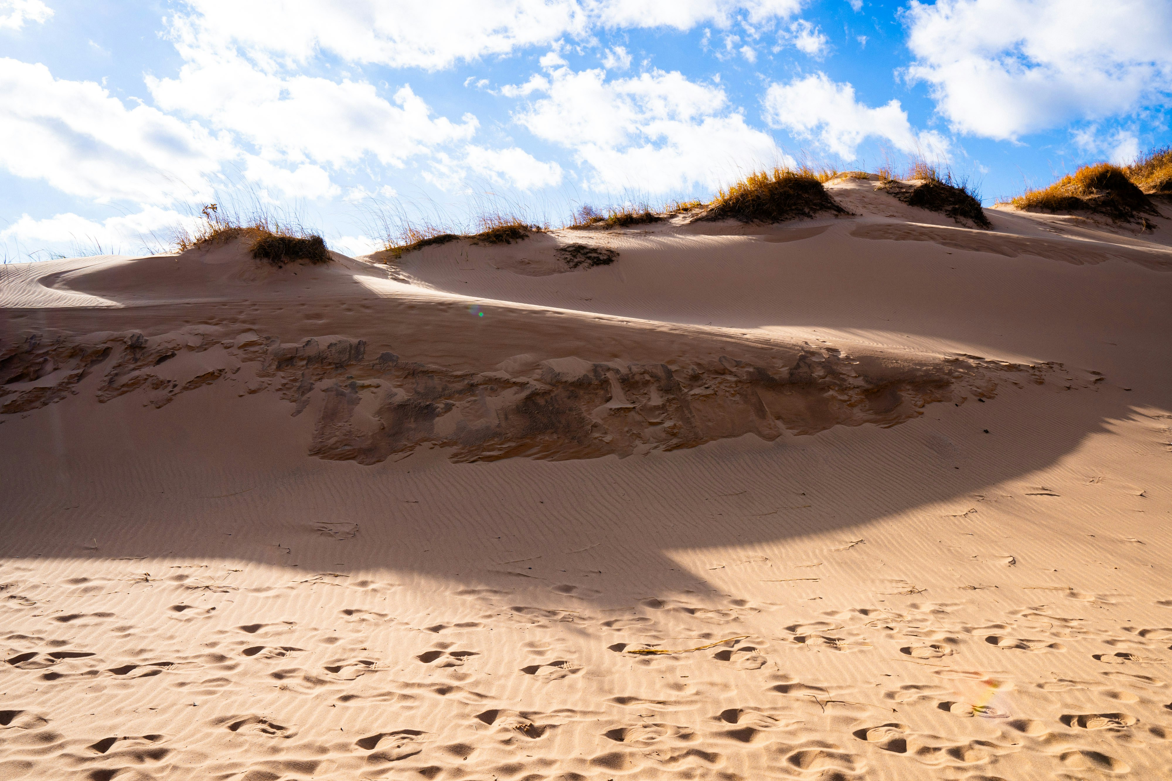 Eine sandige Fläche mit Fußabdrücken im Sand