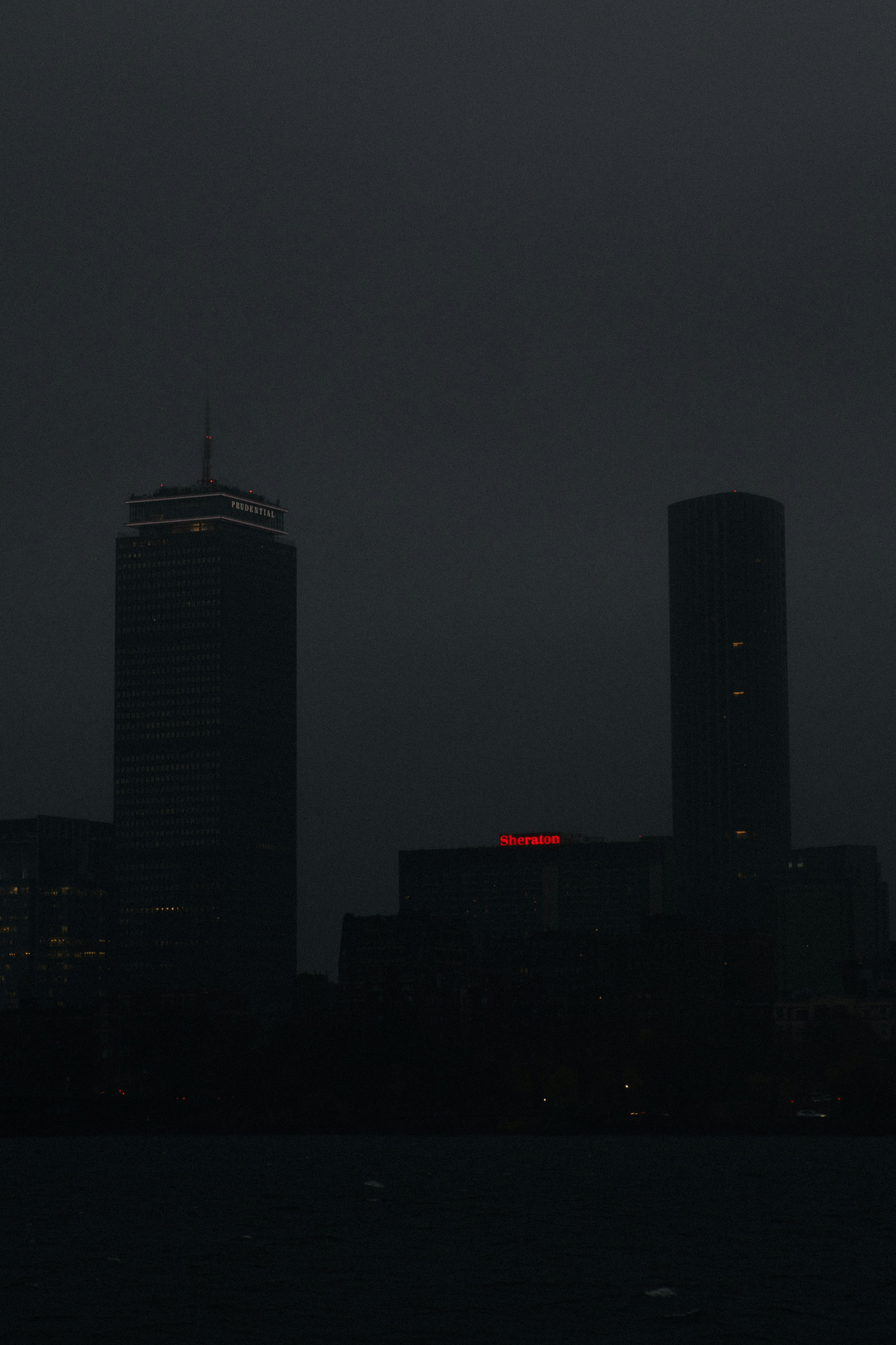 Una vista de una ciudad por la noche desde el otro lado del agua