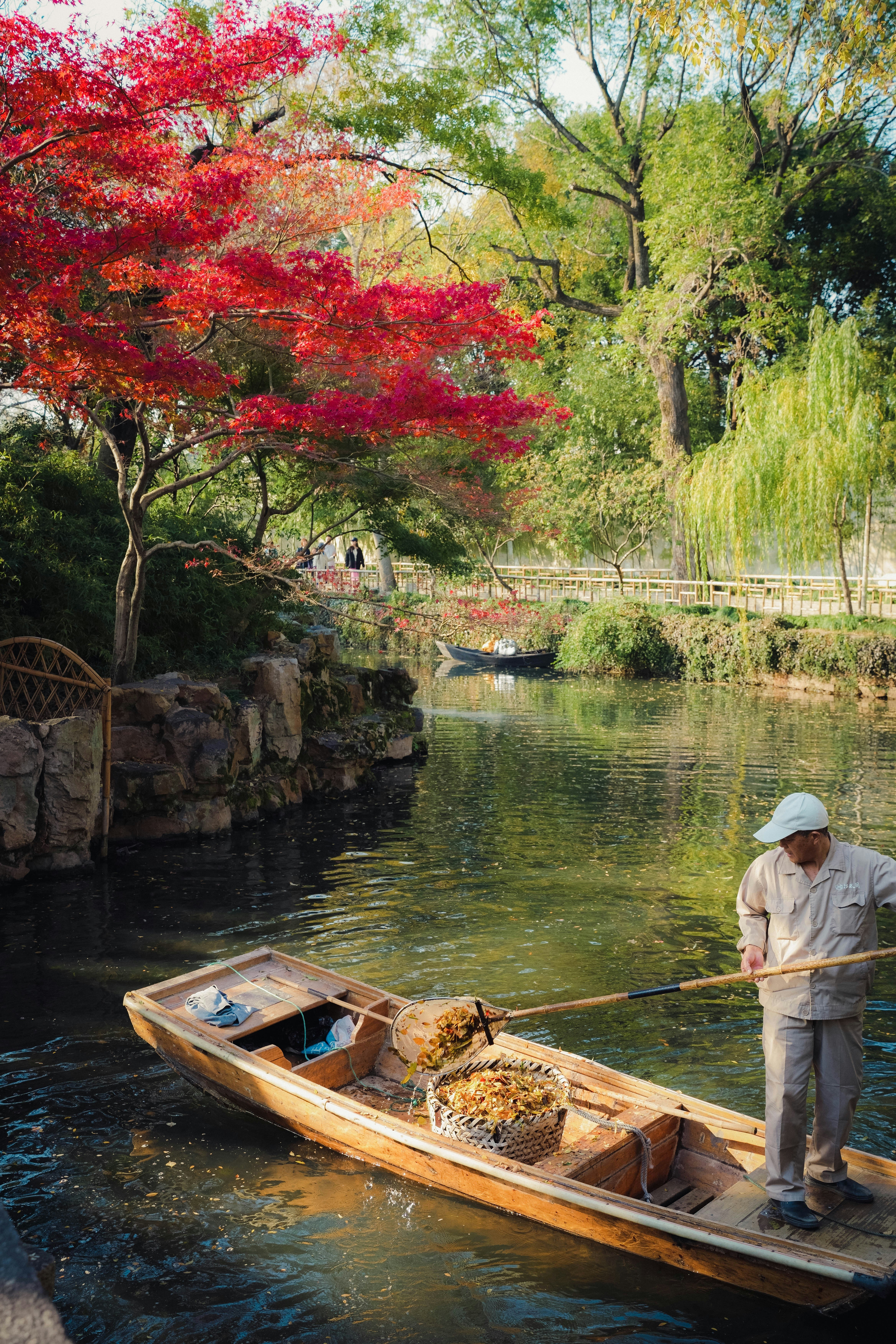 Un hombre de pie en un bote en un río foto – Imagen de Foto gratuita en ...