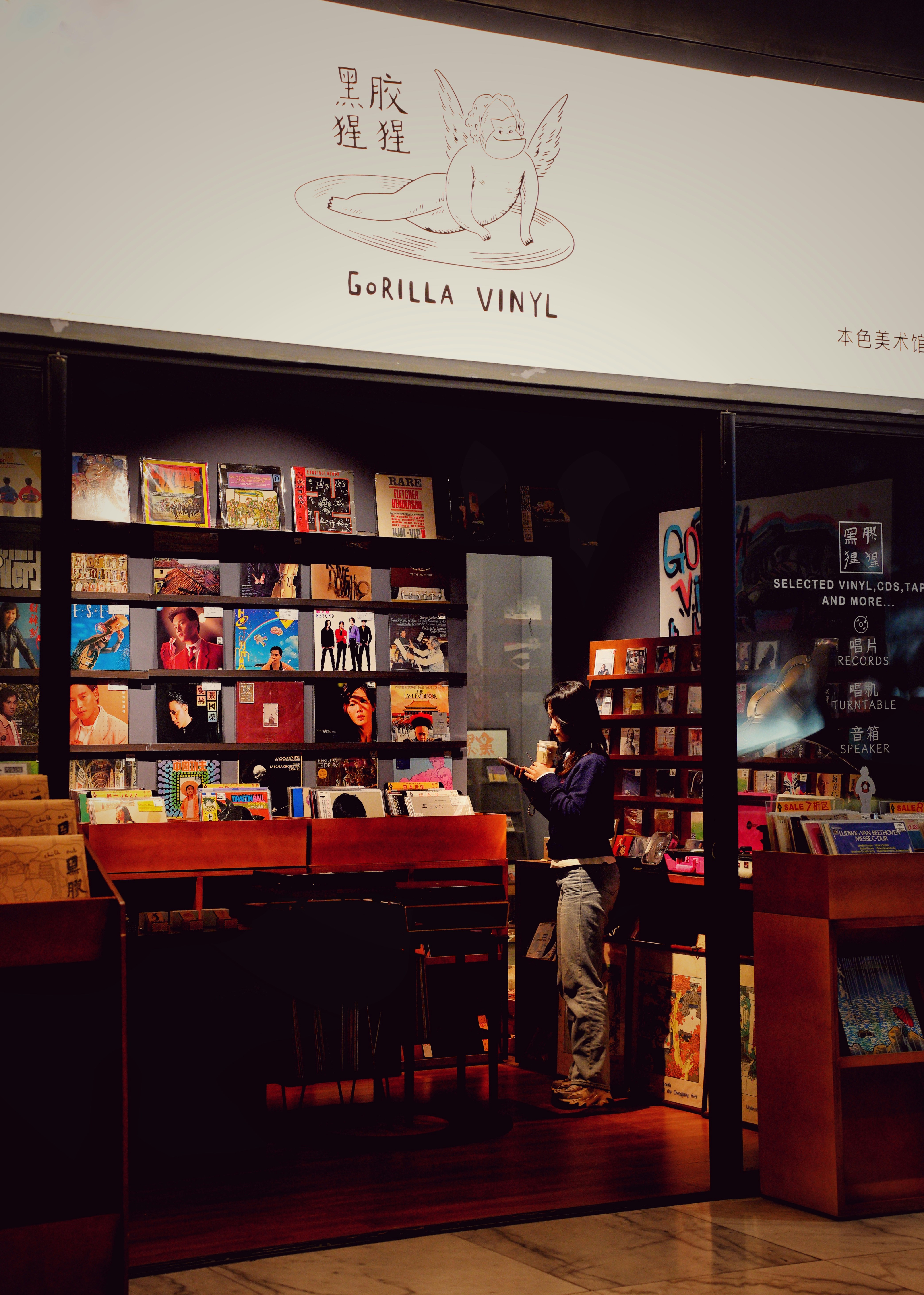 Un hombre parado frente a una librería