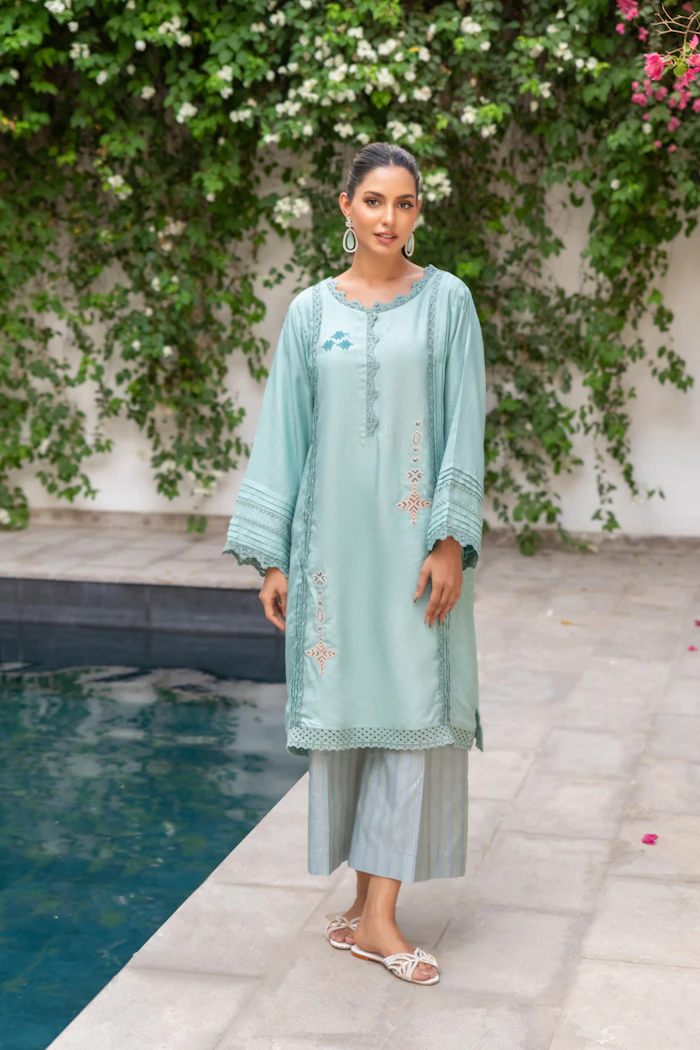 Nomi Ansari festive styled look