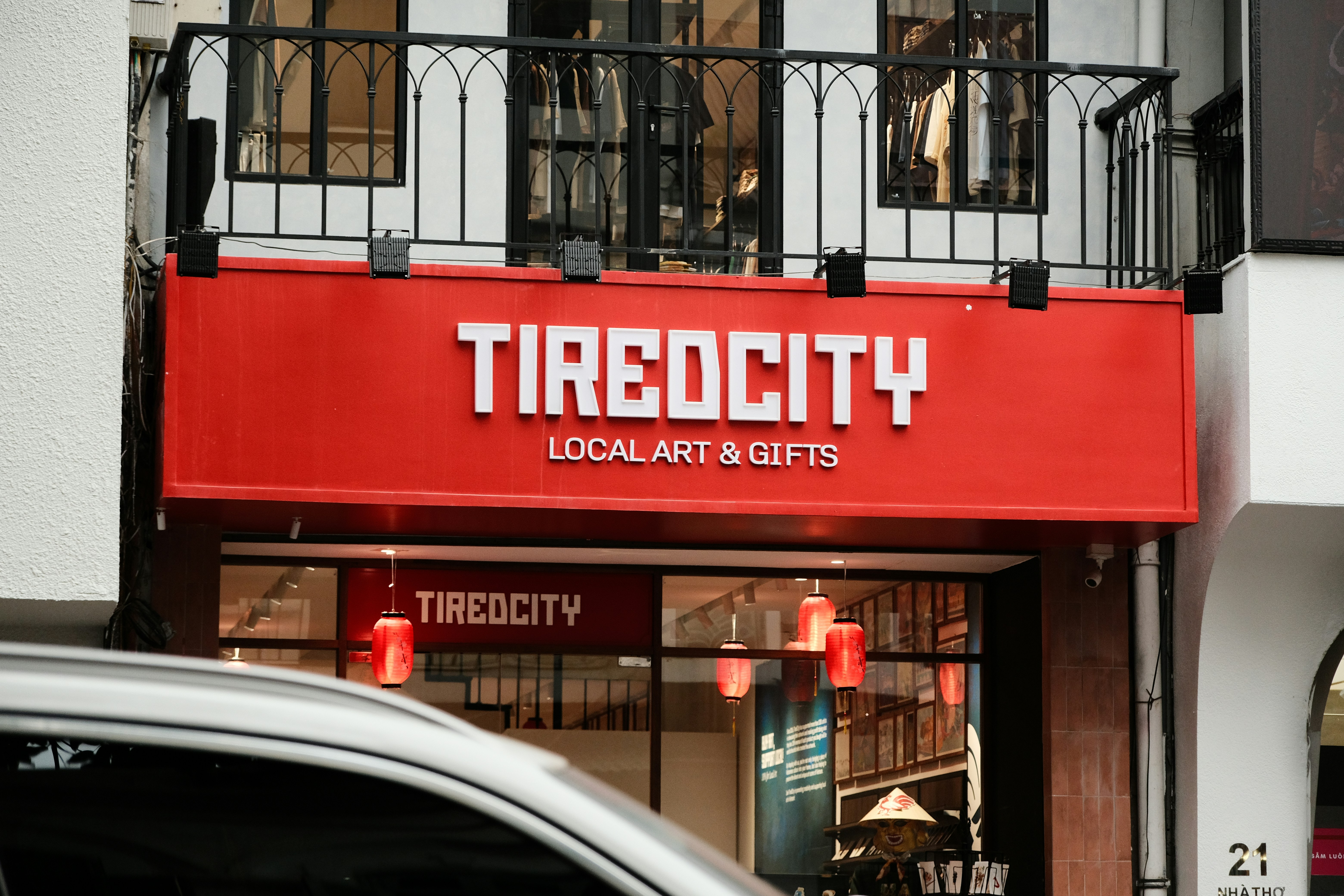 Il y a un panneau rouge qui dit ville de pneus