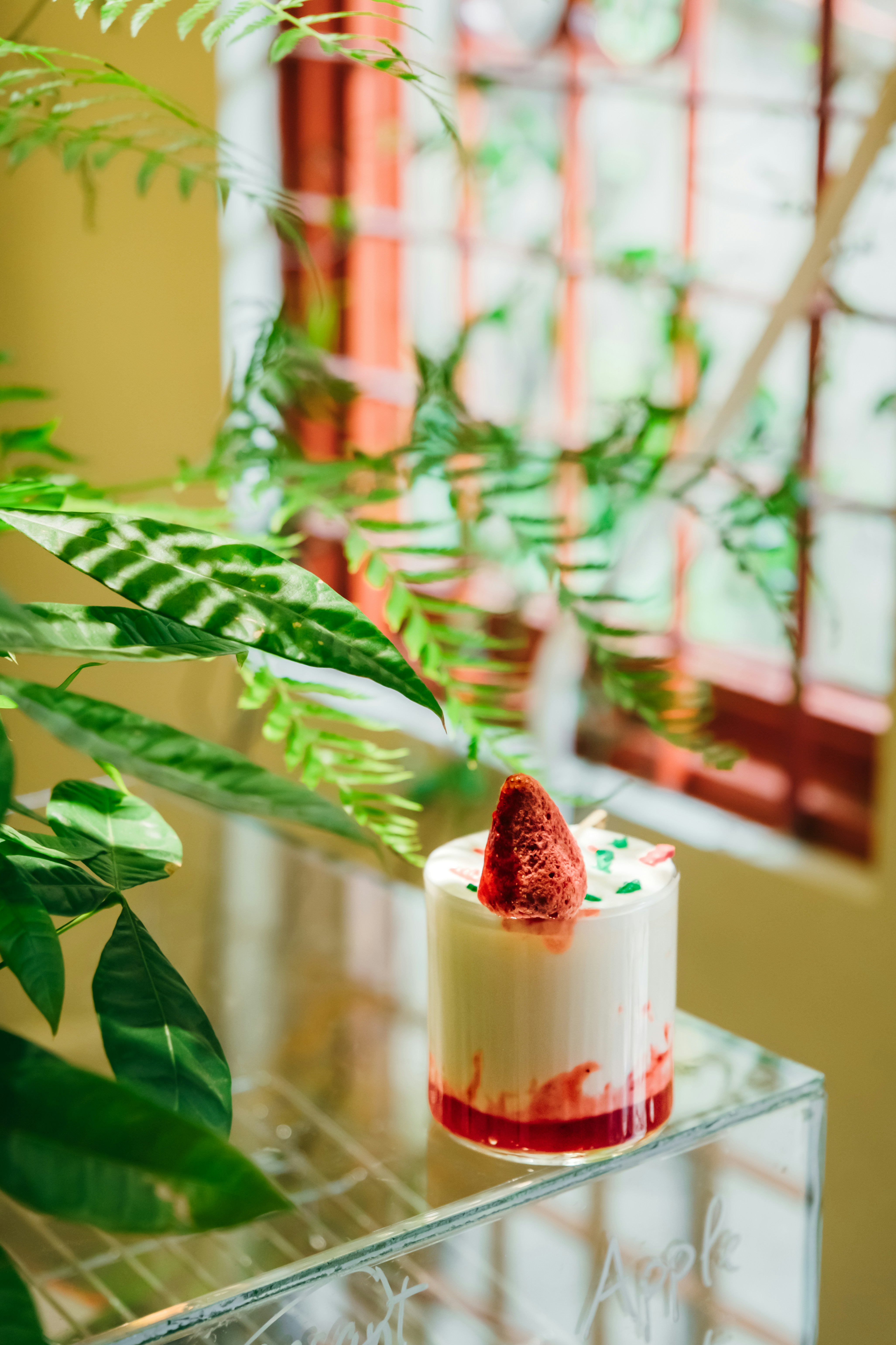 Un gâteau posé sur une table en verre