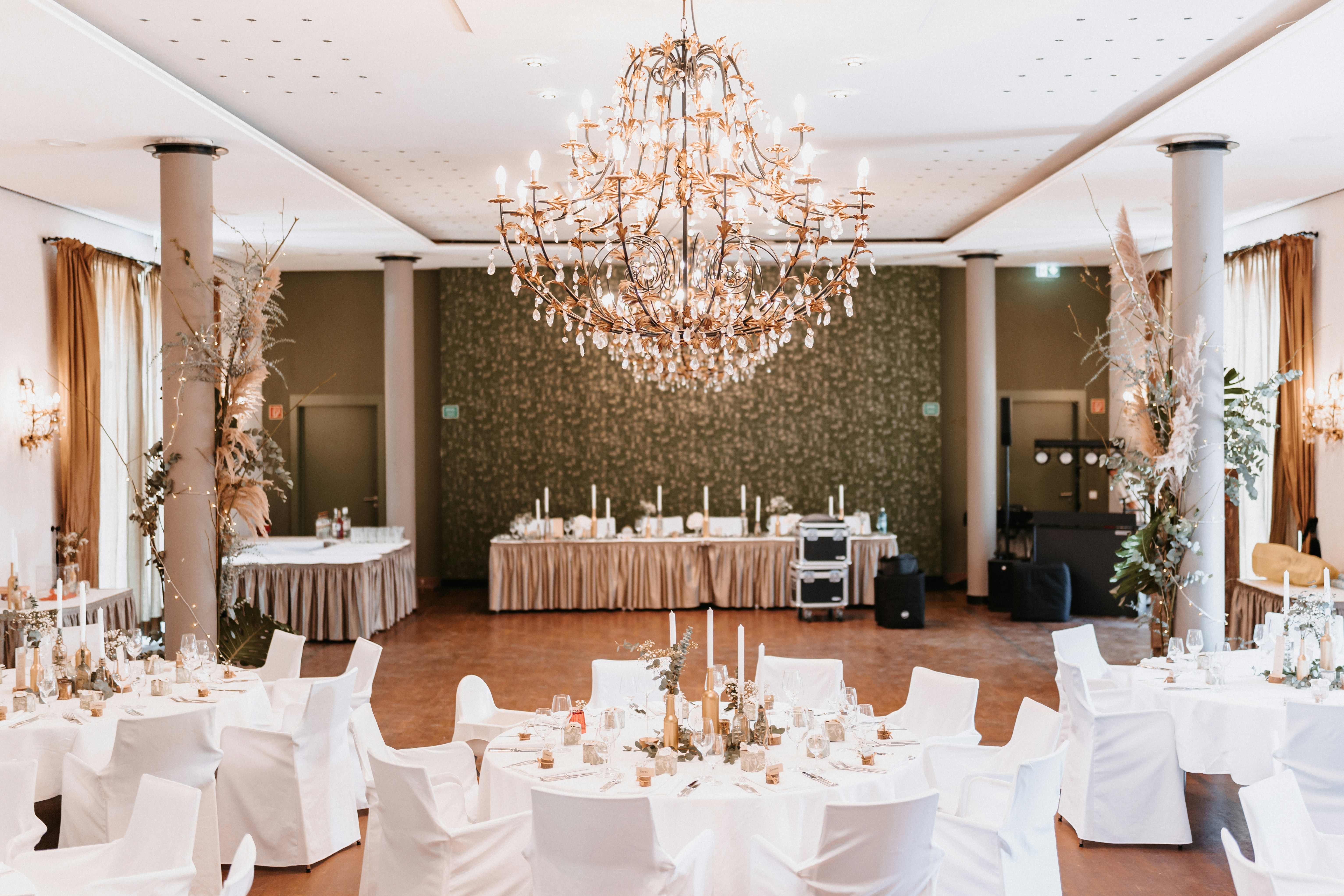 Elegant wedding ballroom interior, ilustrasi artikel Wedding Venue Scouting: Your Pro's Guide to the Perfect Day 8