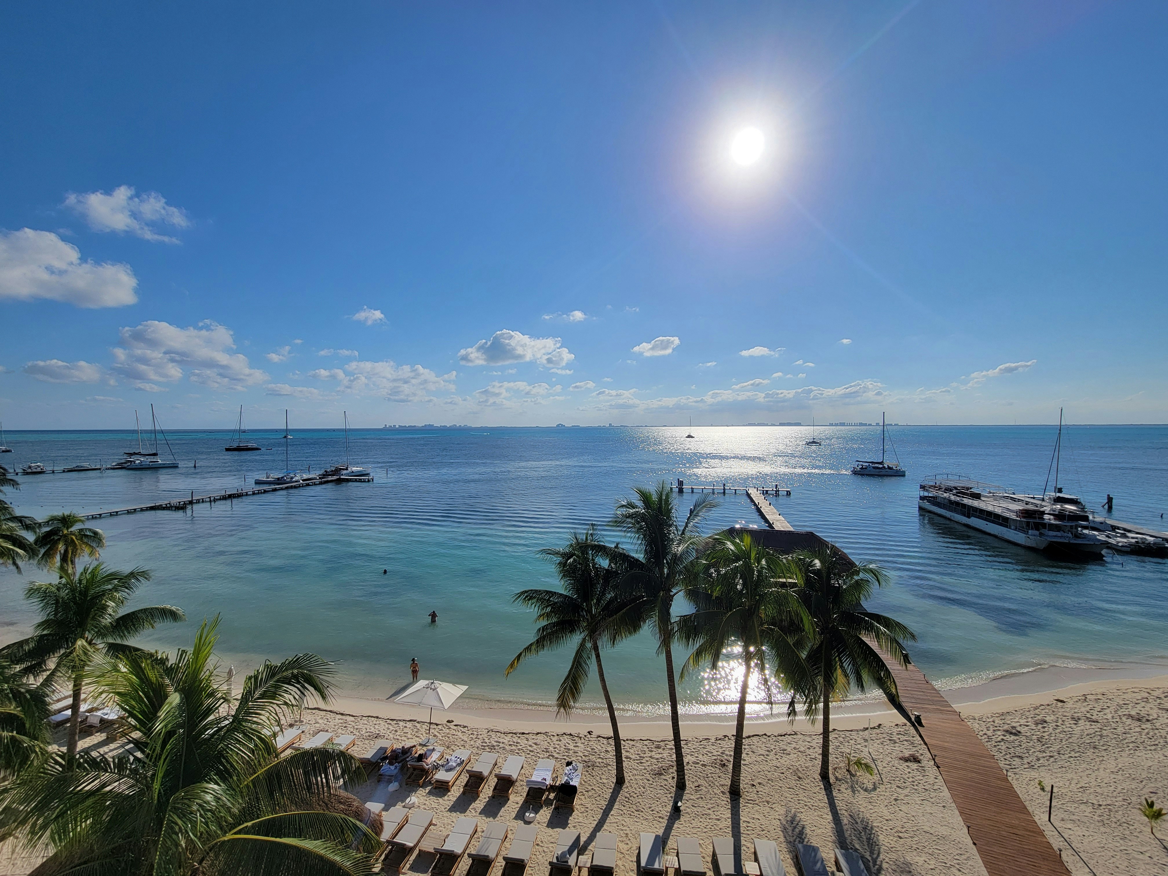 Una vista de una playa con botes y palmeras foto – Imagen de Mar ...