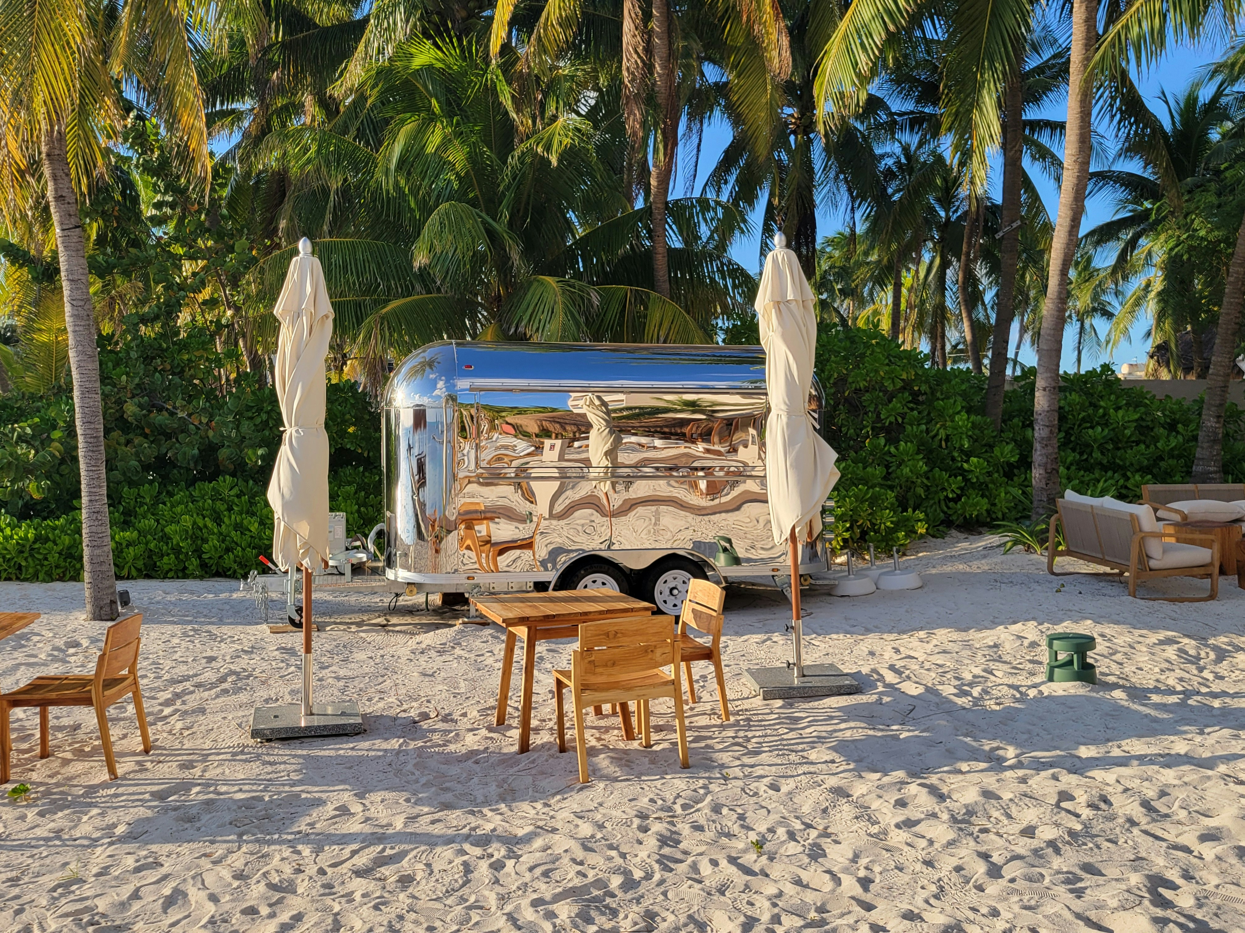 Un Groupe De Tables Et De Chaises Pos es Sur Une Plage De Sable Photo 