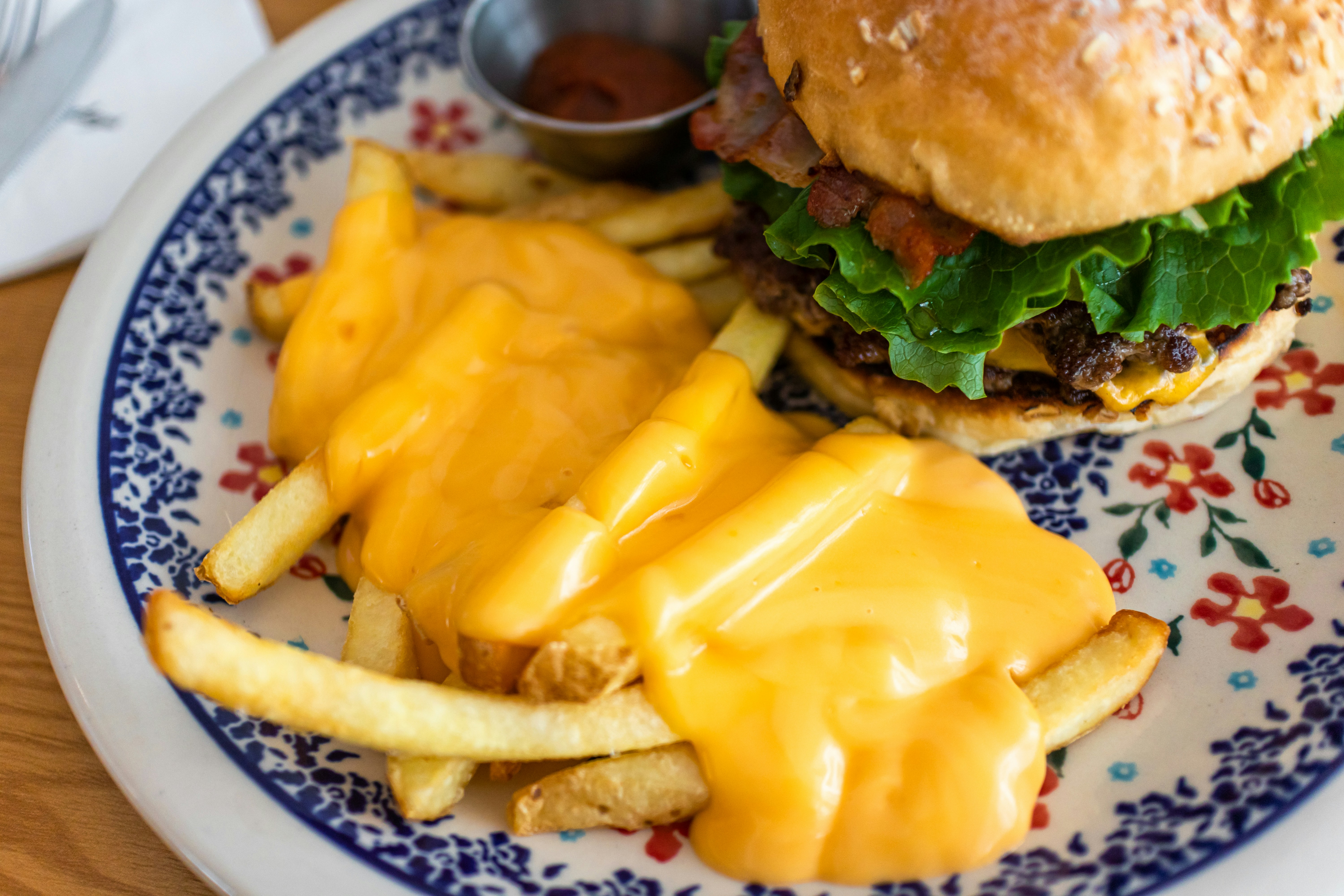 Ein Teller mit einem Hamburger und Pommes darauf