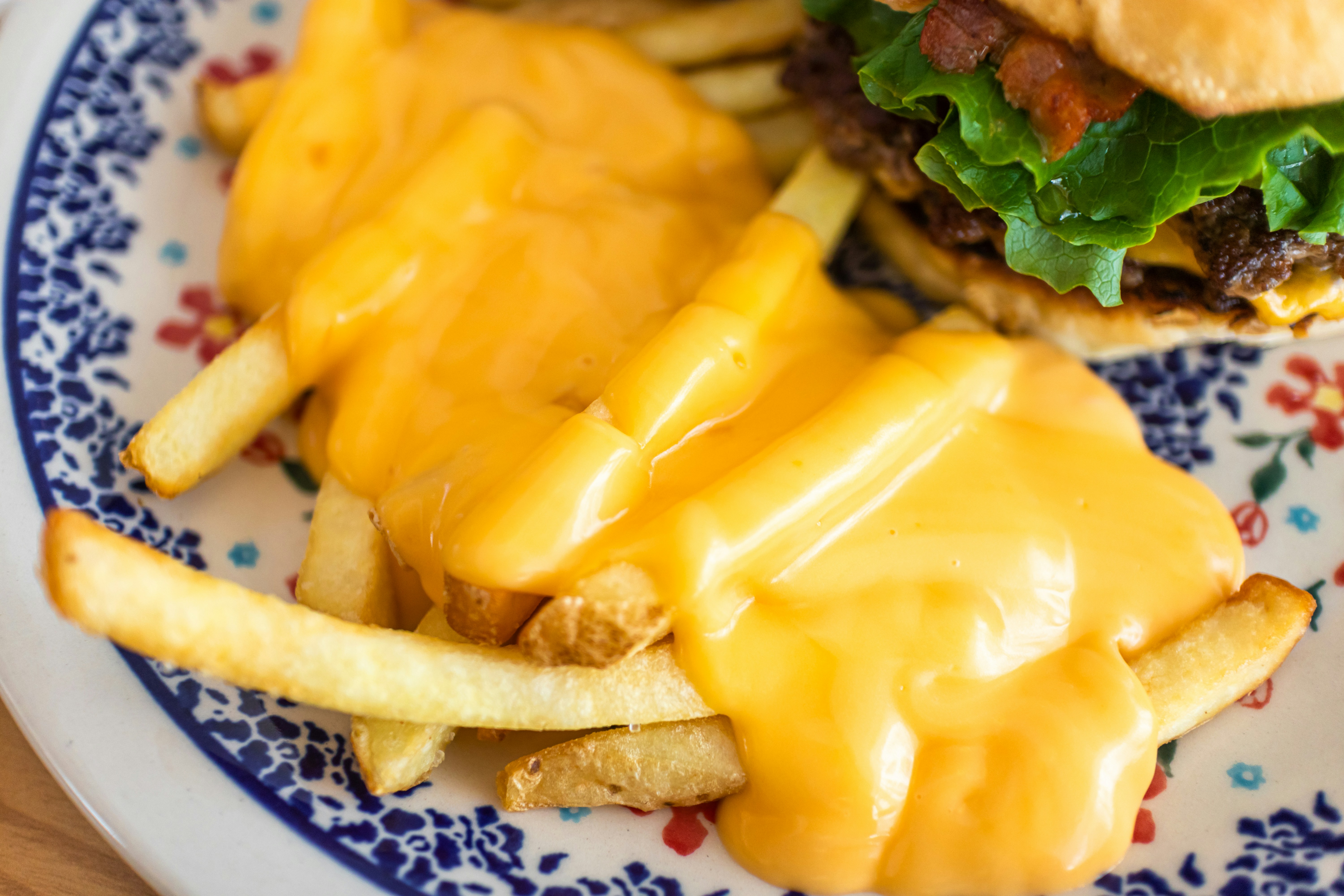 Ein Teller mit einem Hamburger und Pommes darauf