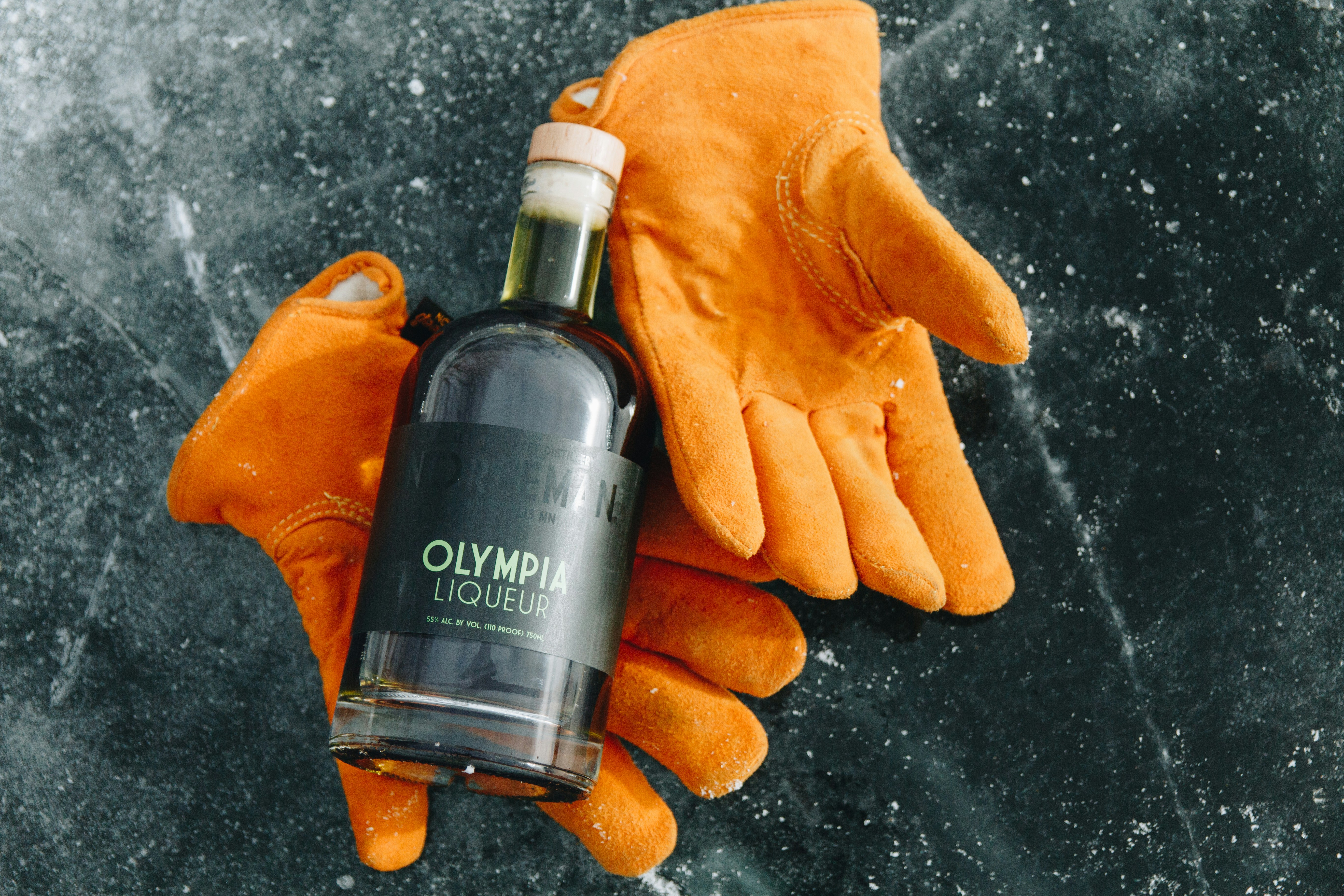 Gants de labo : une source de biais dans les données sur les microplastiques