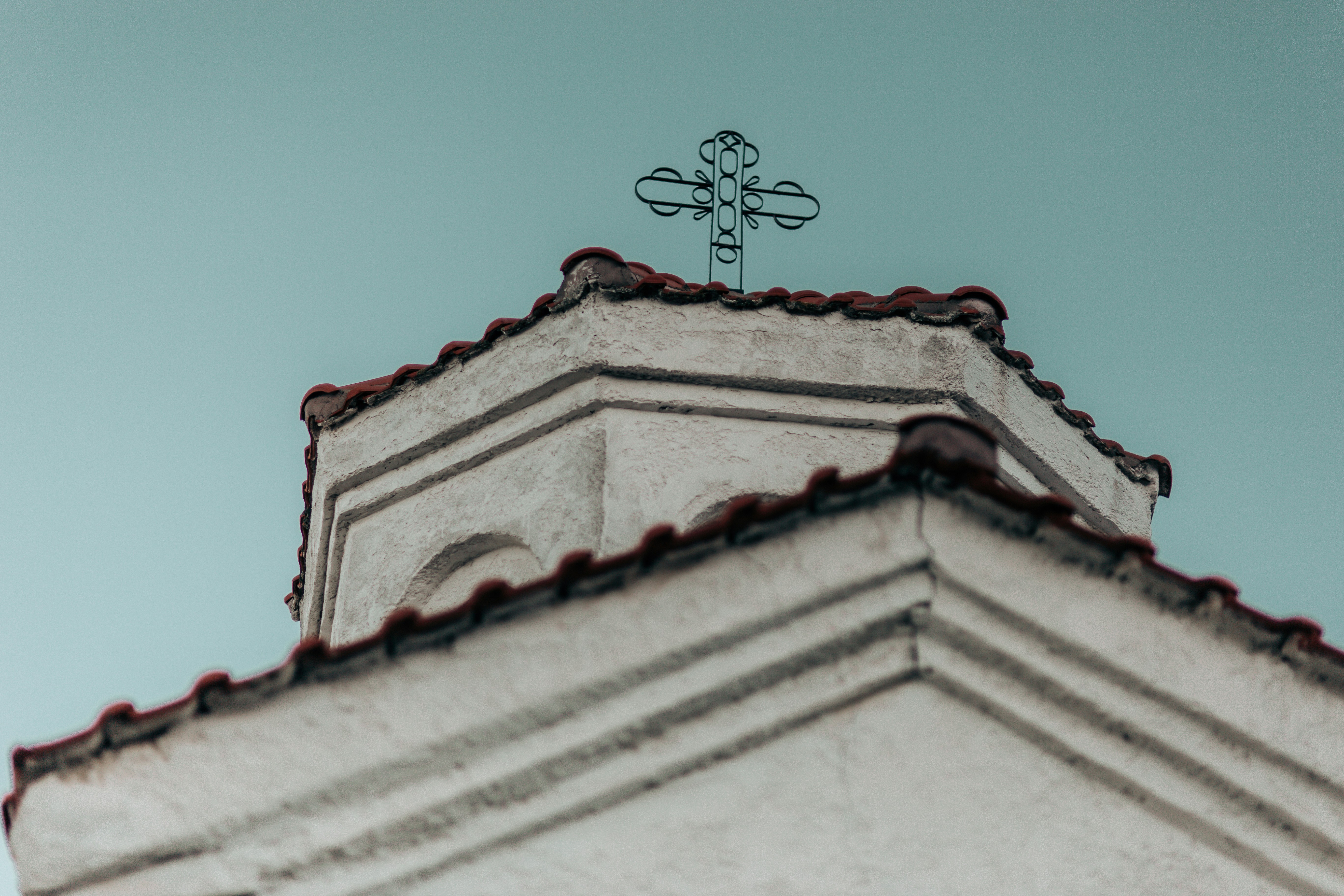Ein hohes Gebäude mit einer Uhr auf der Spitze