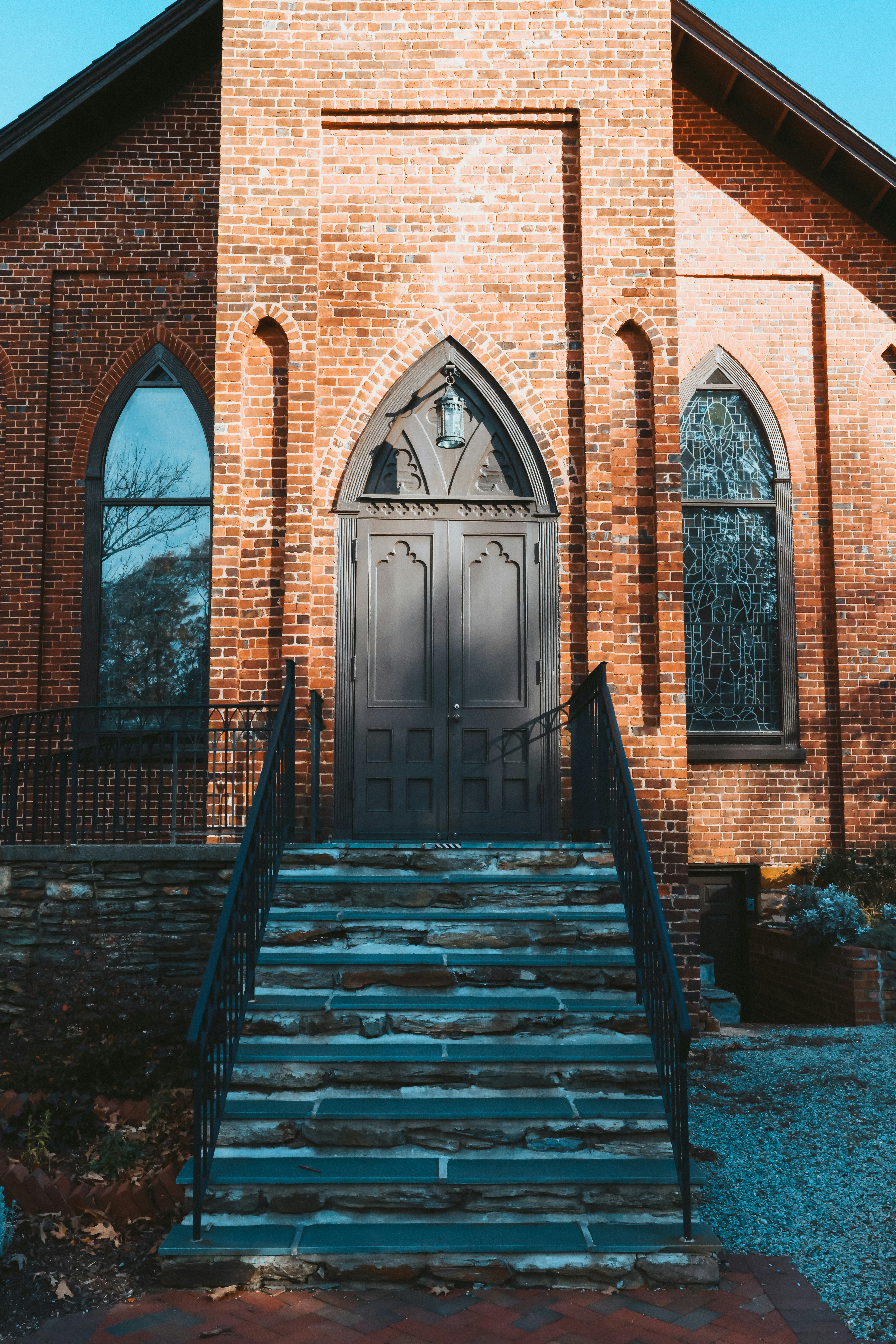 Eine Kirche mit einer Treppe, die hinaufführt