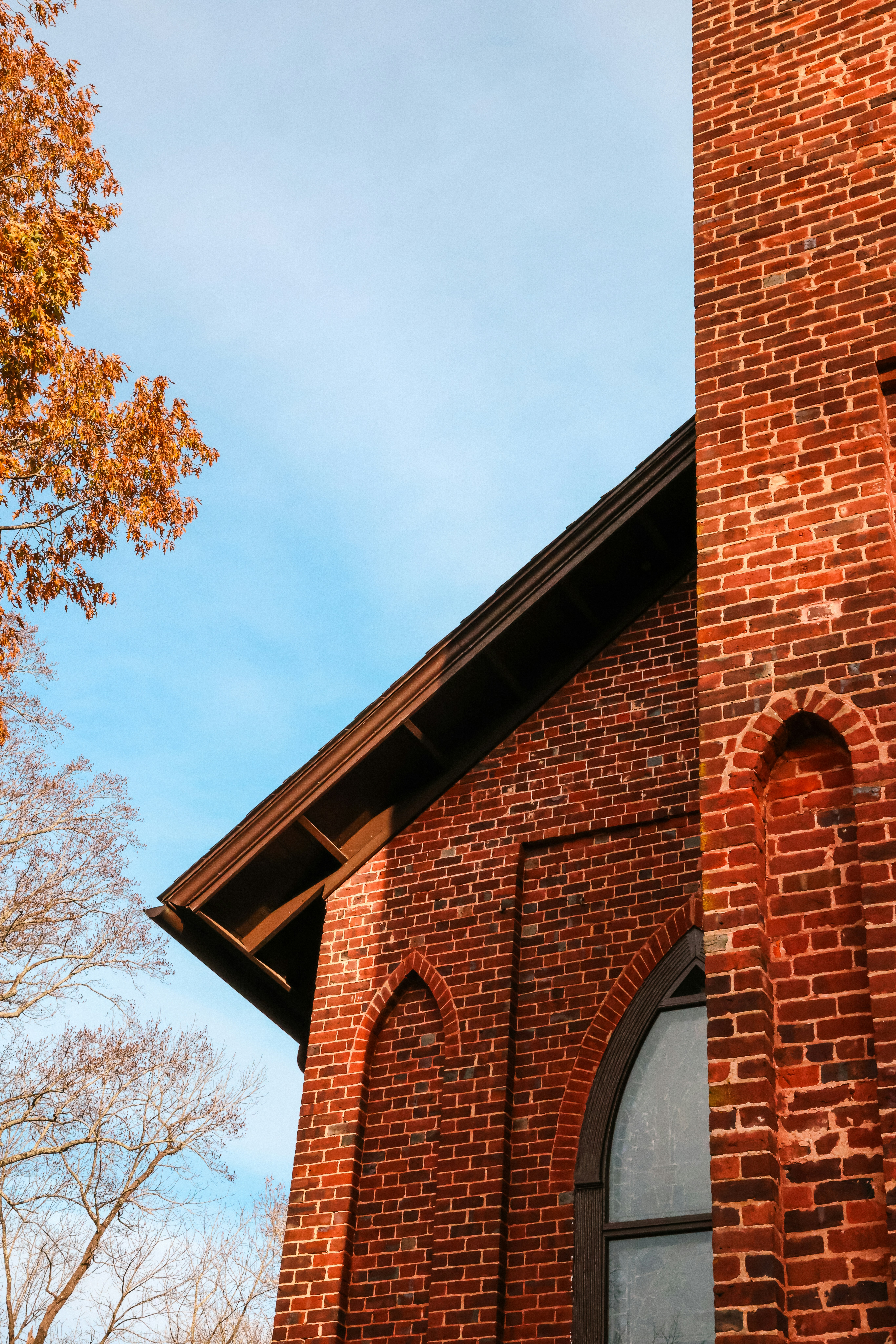 Ein hohes Backsteingebäude mit einer Uhr an der Seite