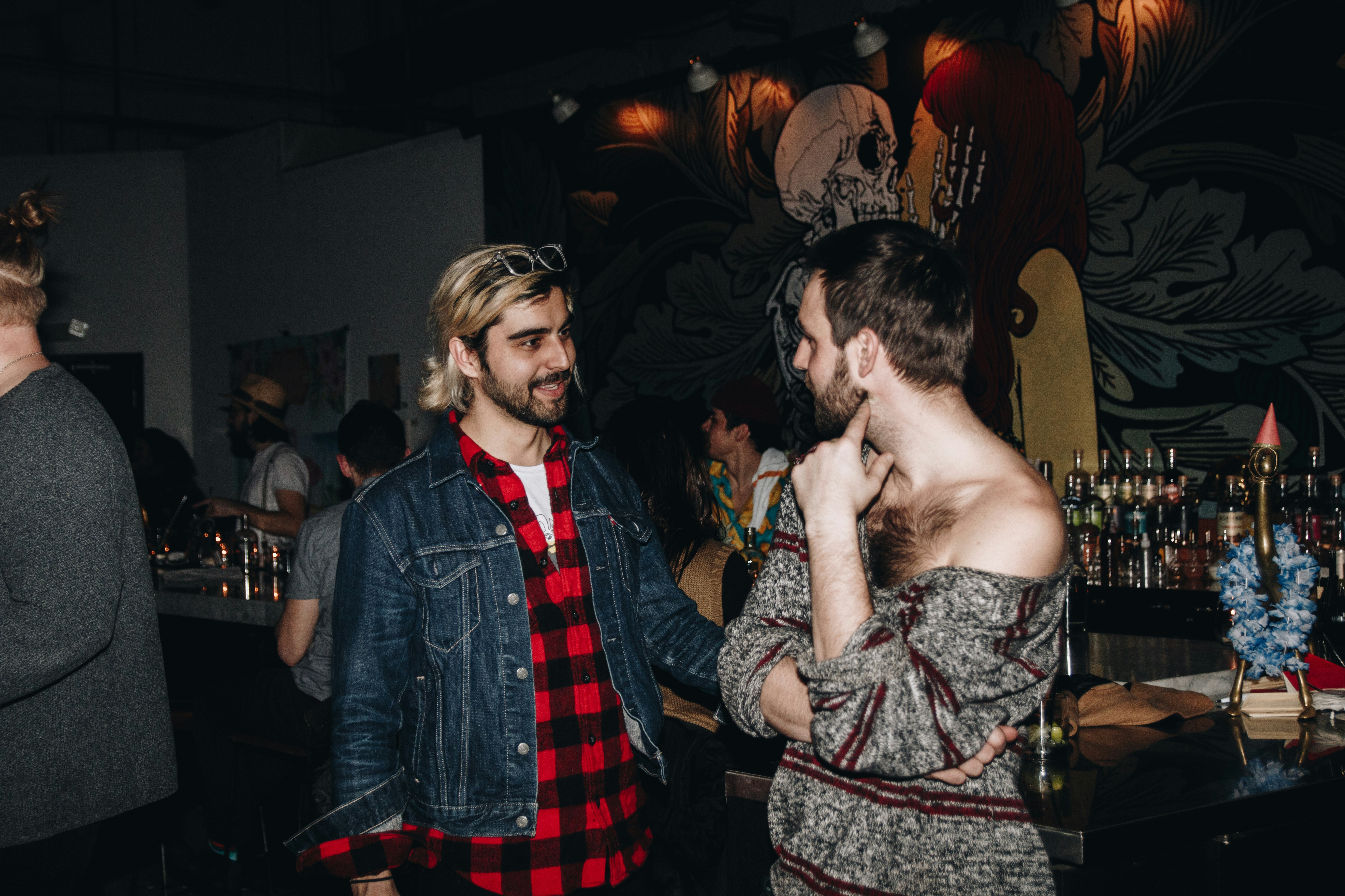 photo-1733348924878-188a098f56e0?ixid=M3wxMjA3fDB8MXxzZWFyY2h8MTh8fGdheSUyMGNvbnZlcnNhdGlvbnxlbnwwfHx8fDE3NDY1MjgzMjZ8MA\u0026ixlib=rb-4.1.0