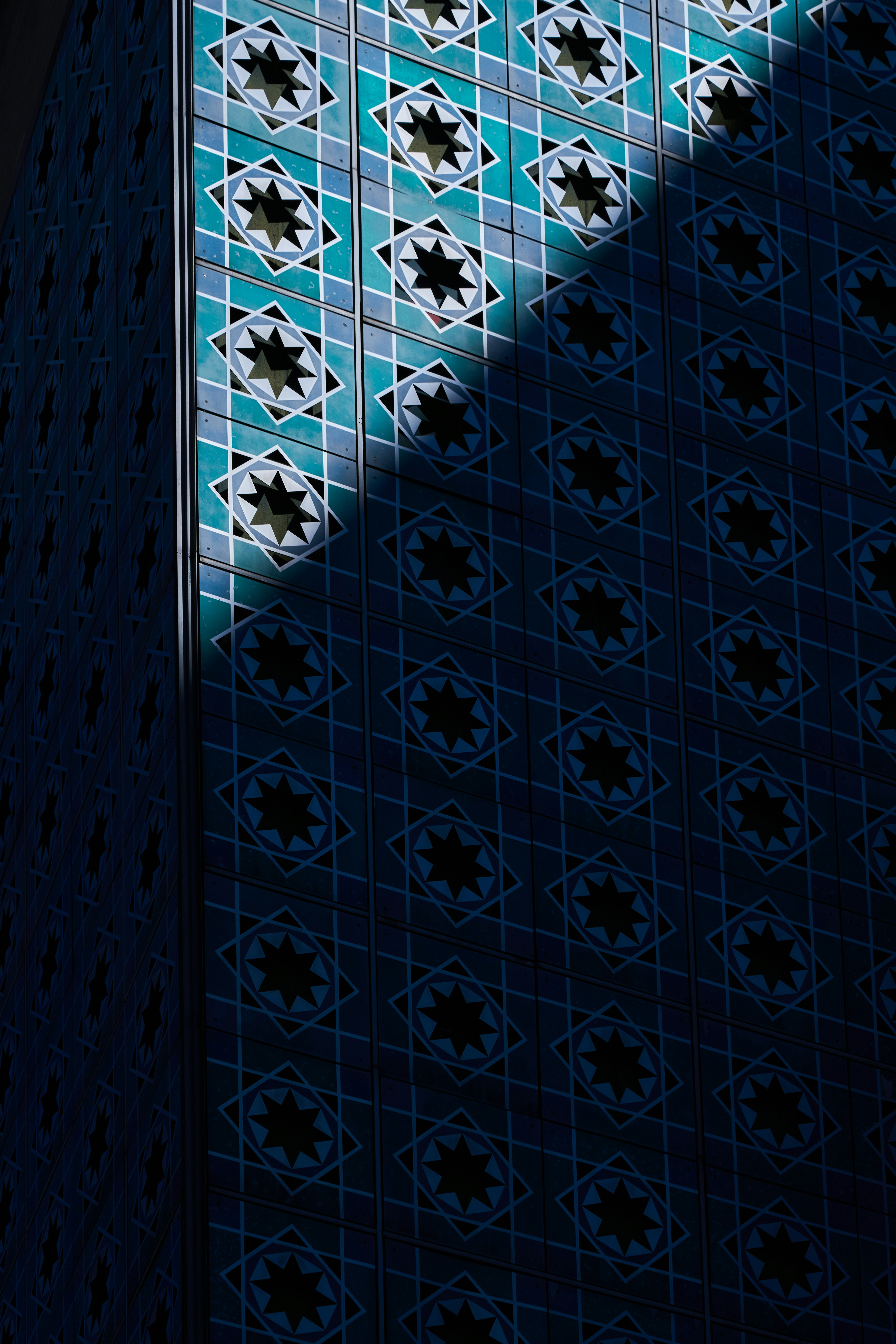 The shadow of a building on the side of it photo – Free Building Image ...