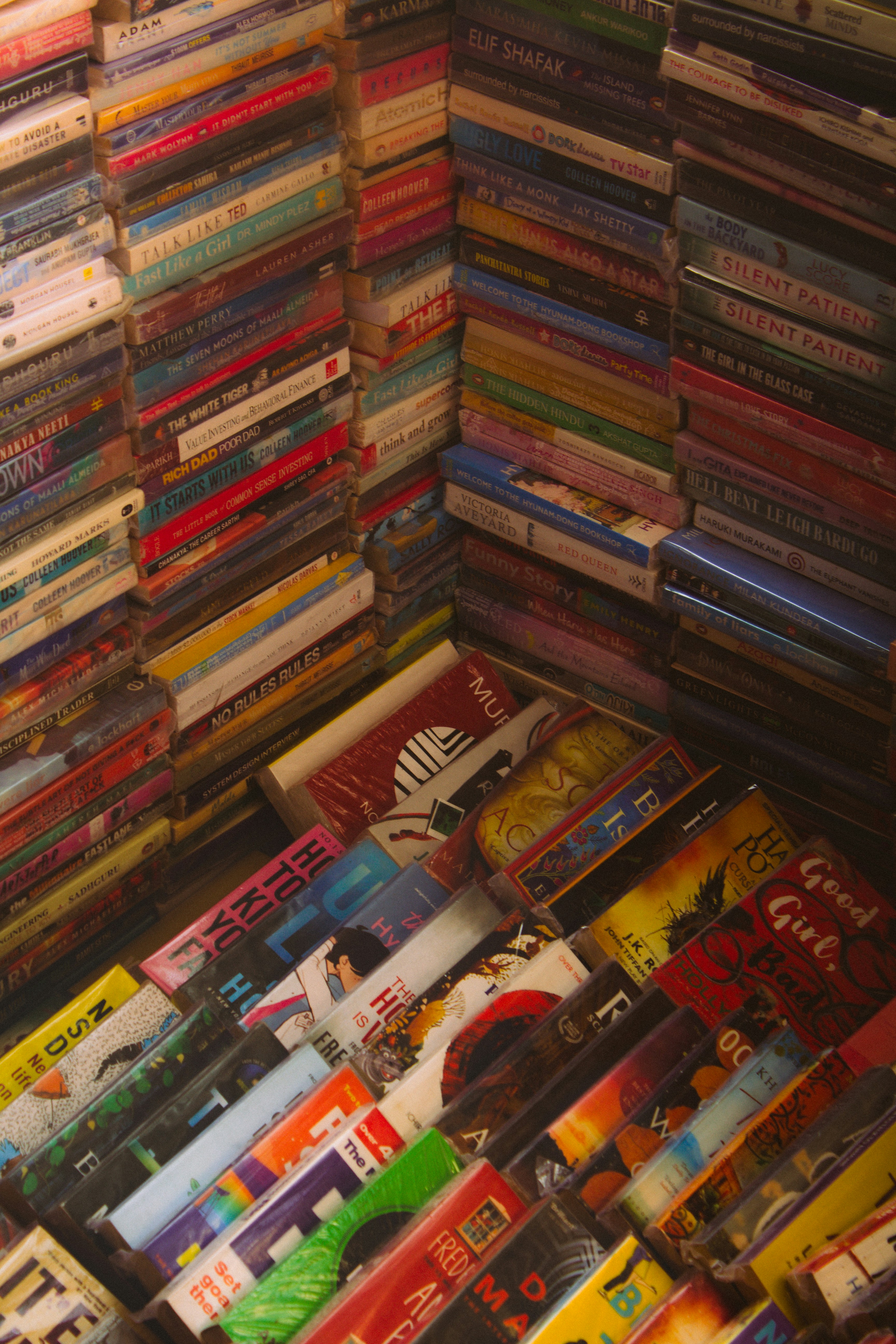 Um canto de uma sala cheia de muitos livros
