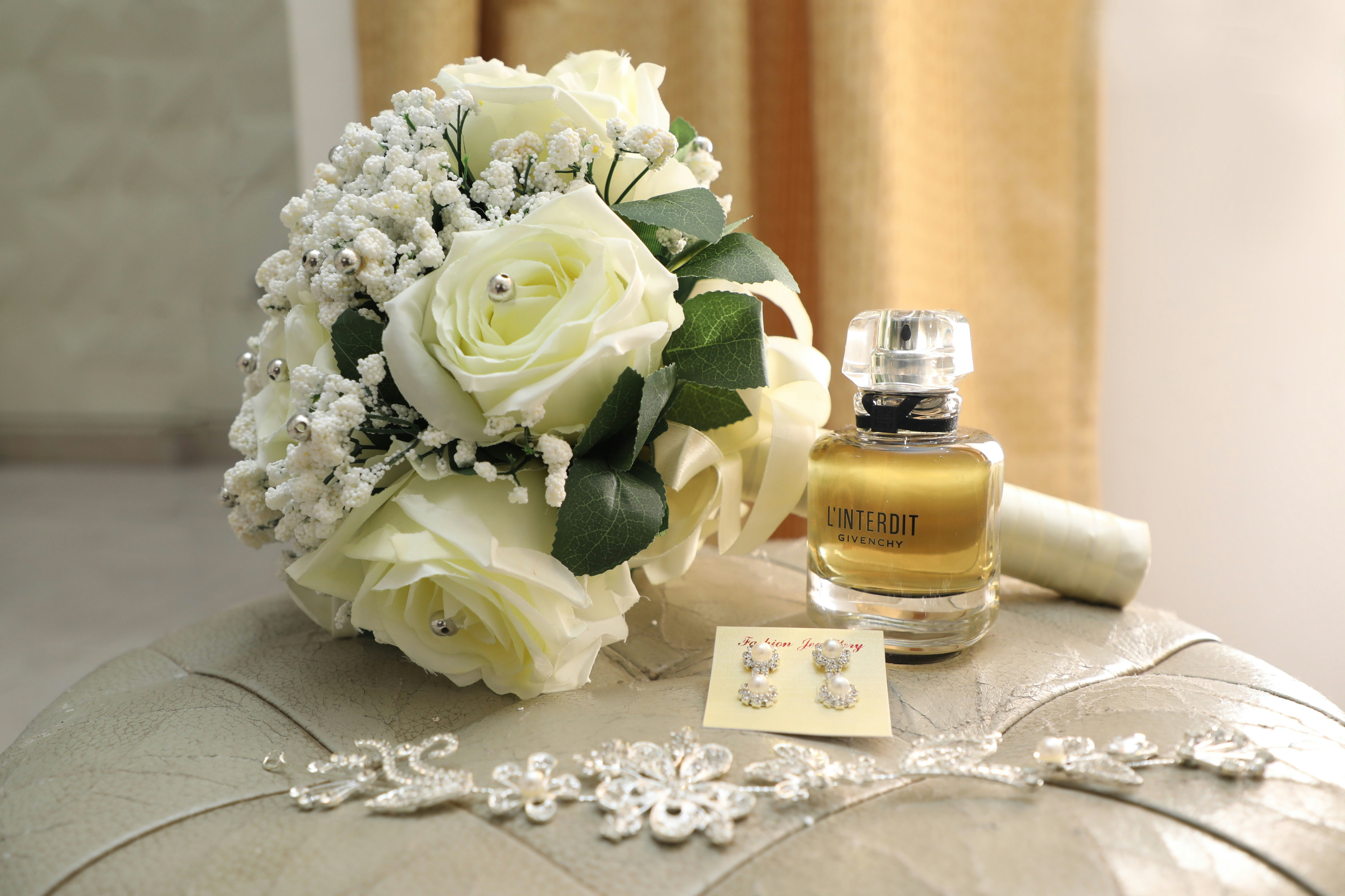 Bridal bouquet and jewelry details