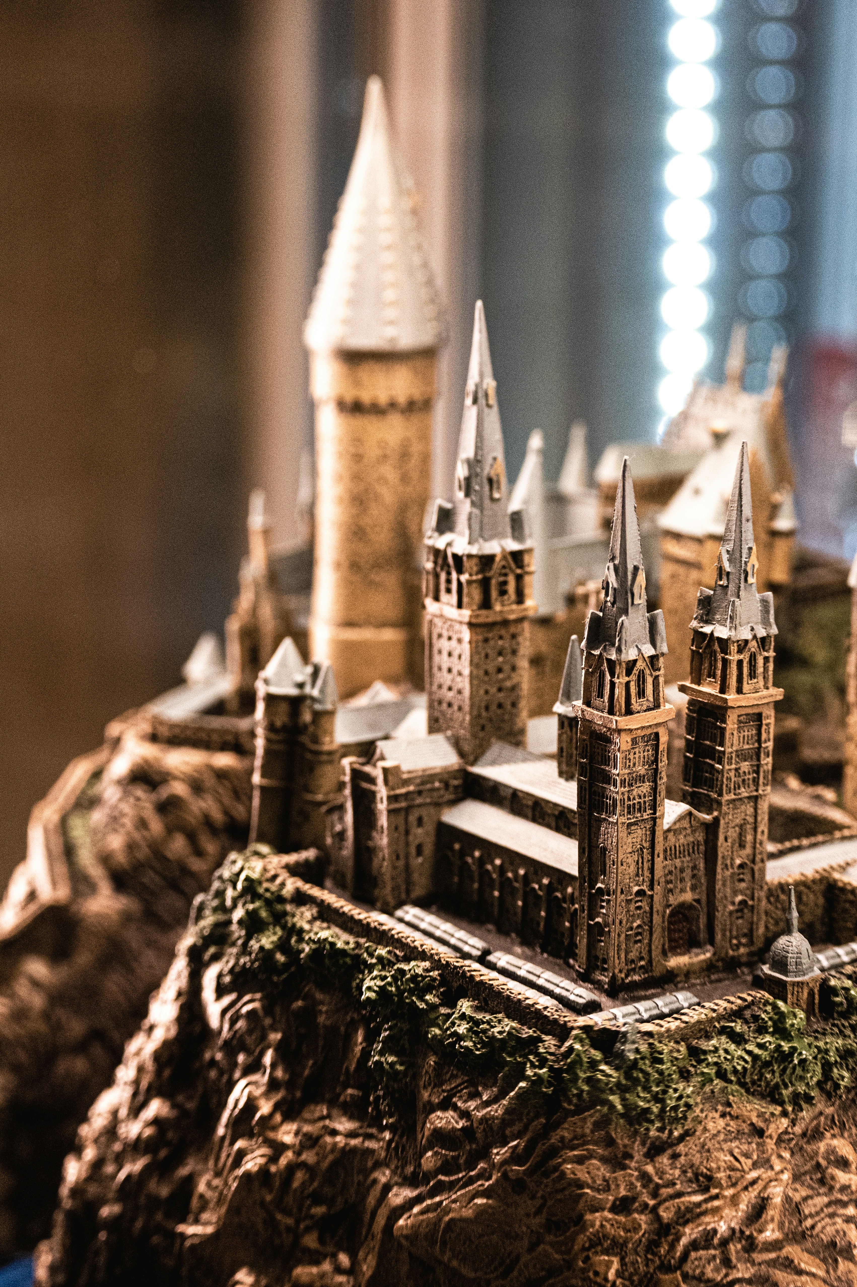 Un modelo de un castillo sentado en lo alto de una roca