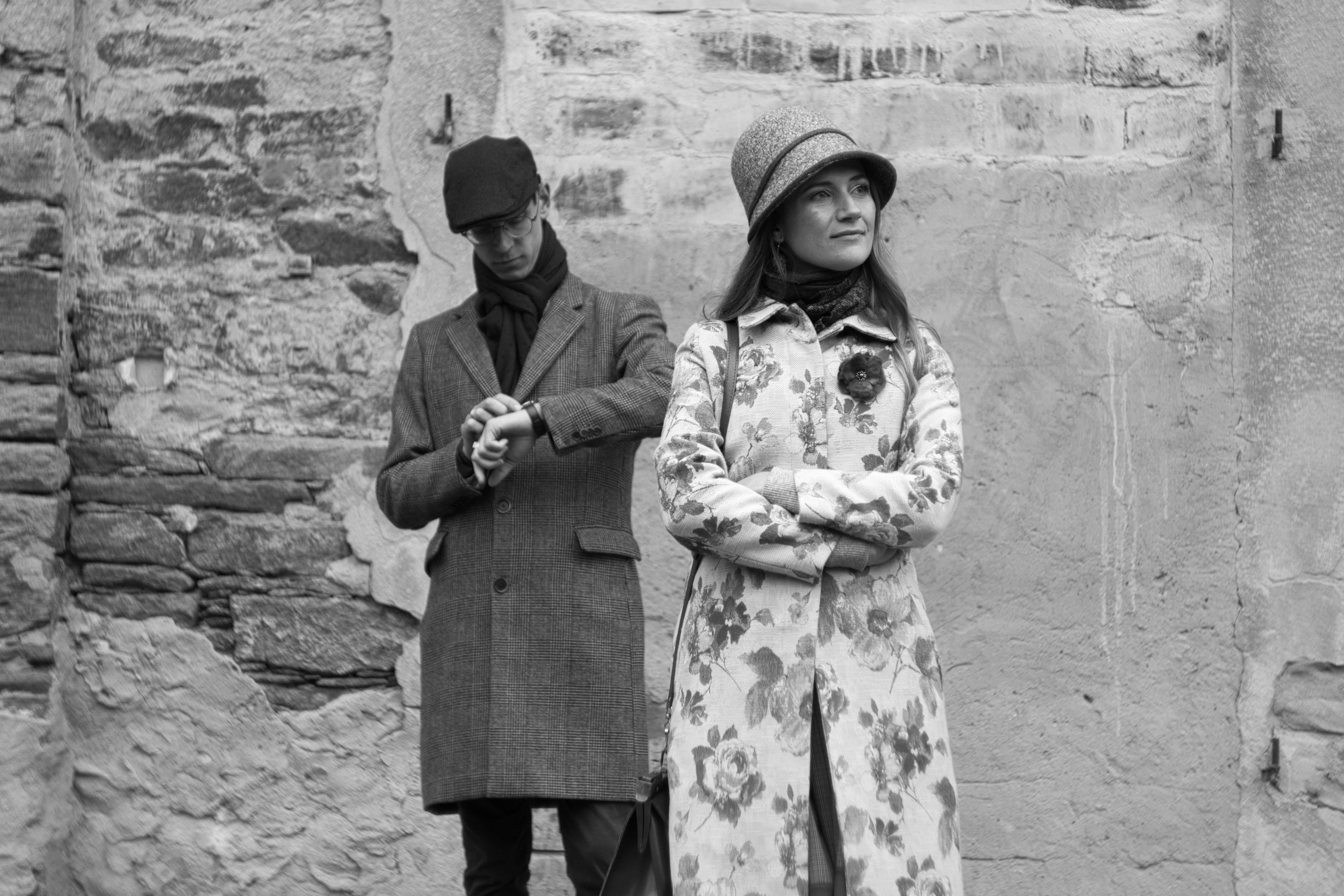 隣り合って立っている男性と女性