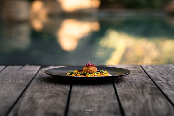 Plat au bord de piscine