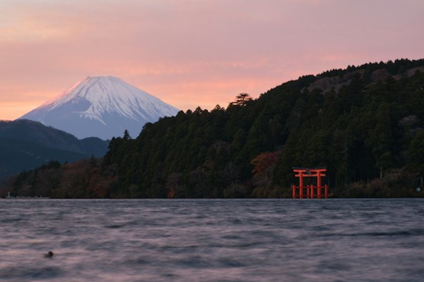A body of water with a mountain in the background — Hakone, Japan