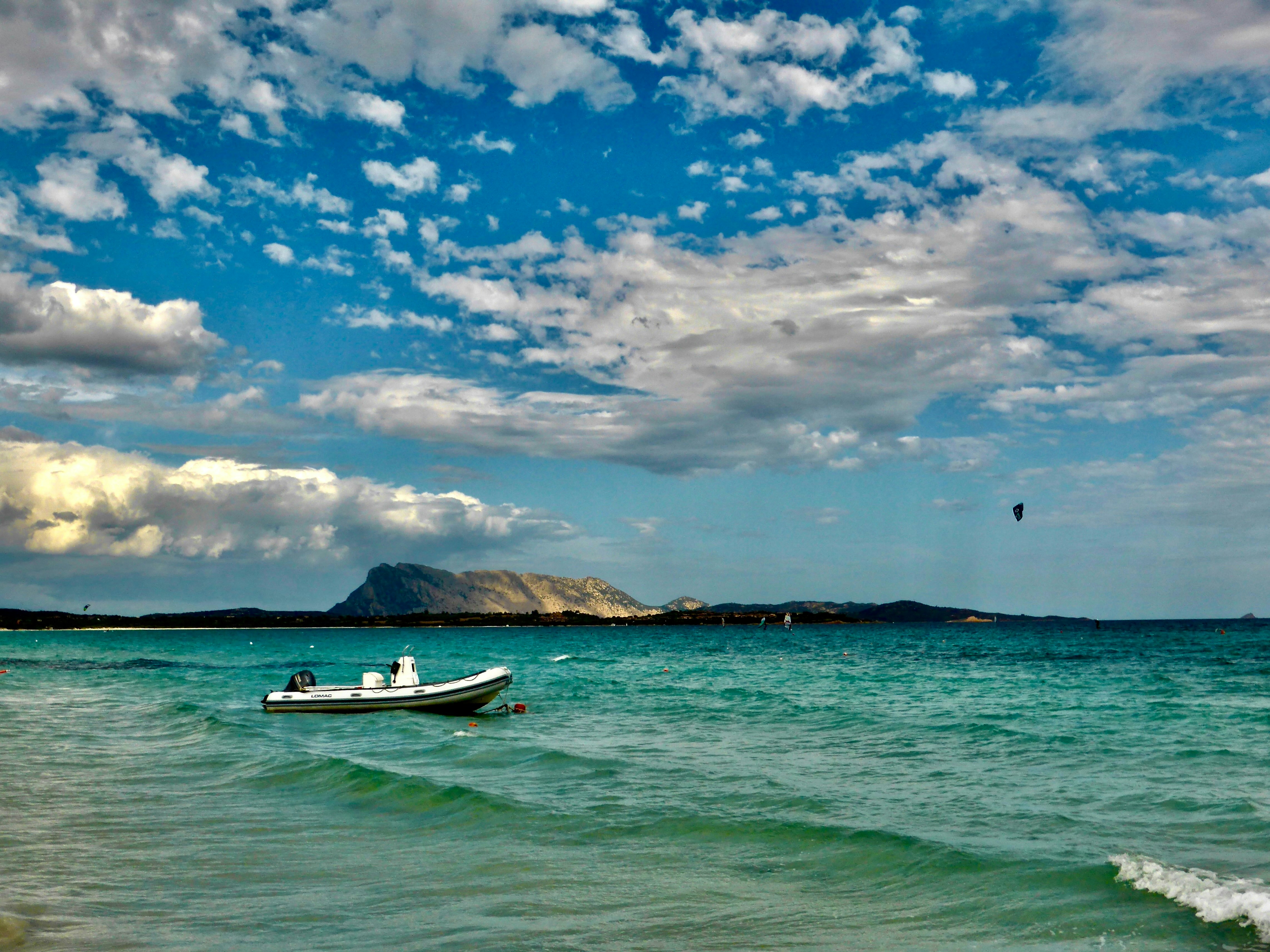 Ein Boot, das auf einem Gewässer schwimmt