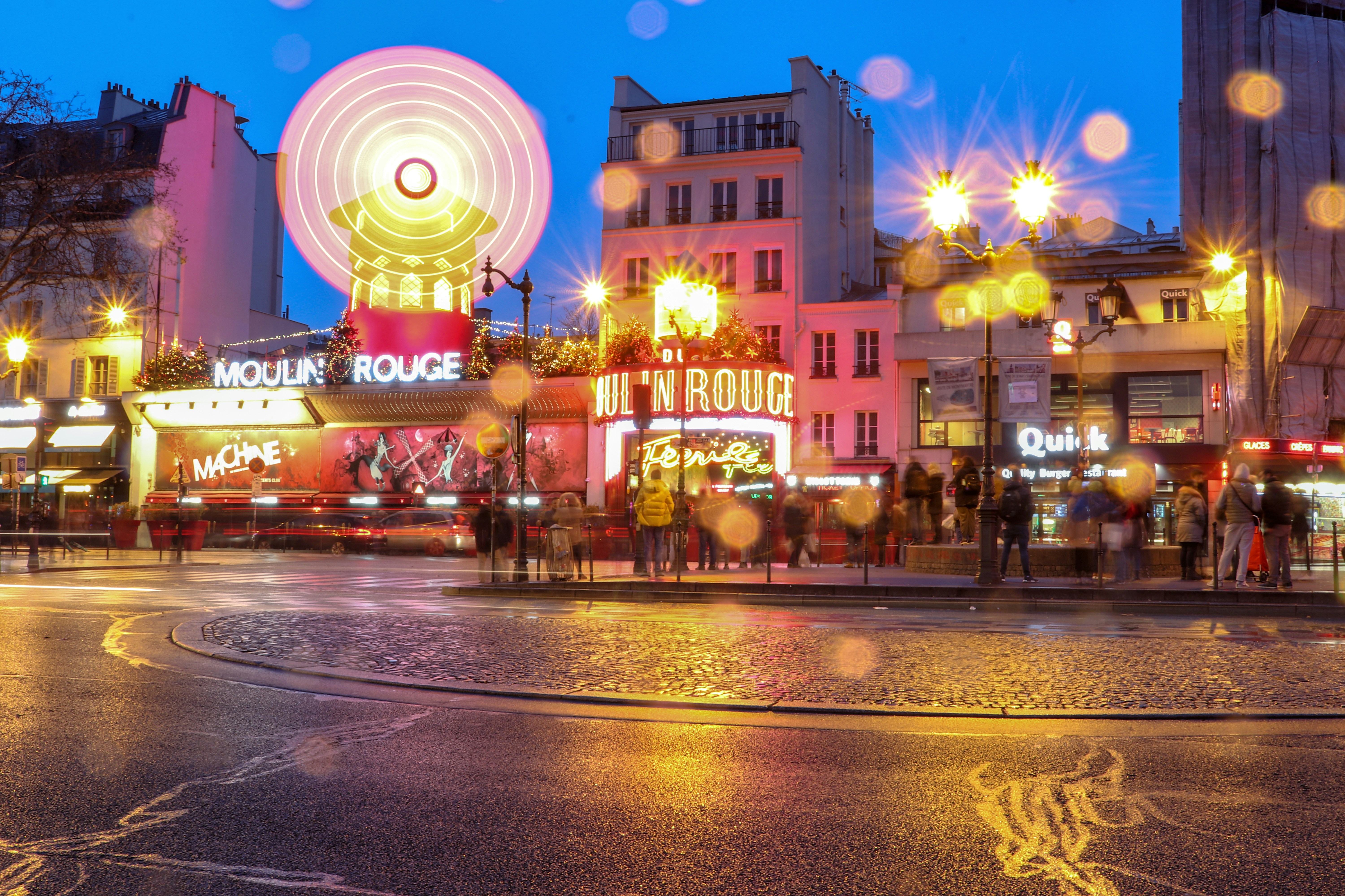 photo-1733424769410-3de27cac07d6?ixid=M3wxMjA3fDB8MXxzZWFyY2h8NXx8Y2FzaW5vcyUyMGVuJTIwZnJhbmNlfGVufDB8fHx8MTc2NDQ1MzI2MXww\u0026ixlib=rb-4.1.0