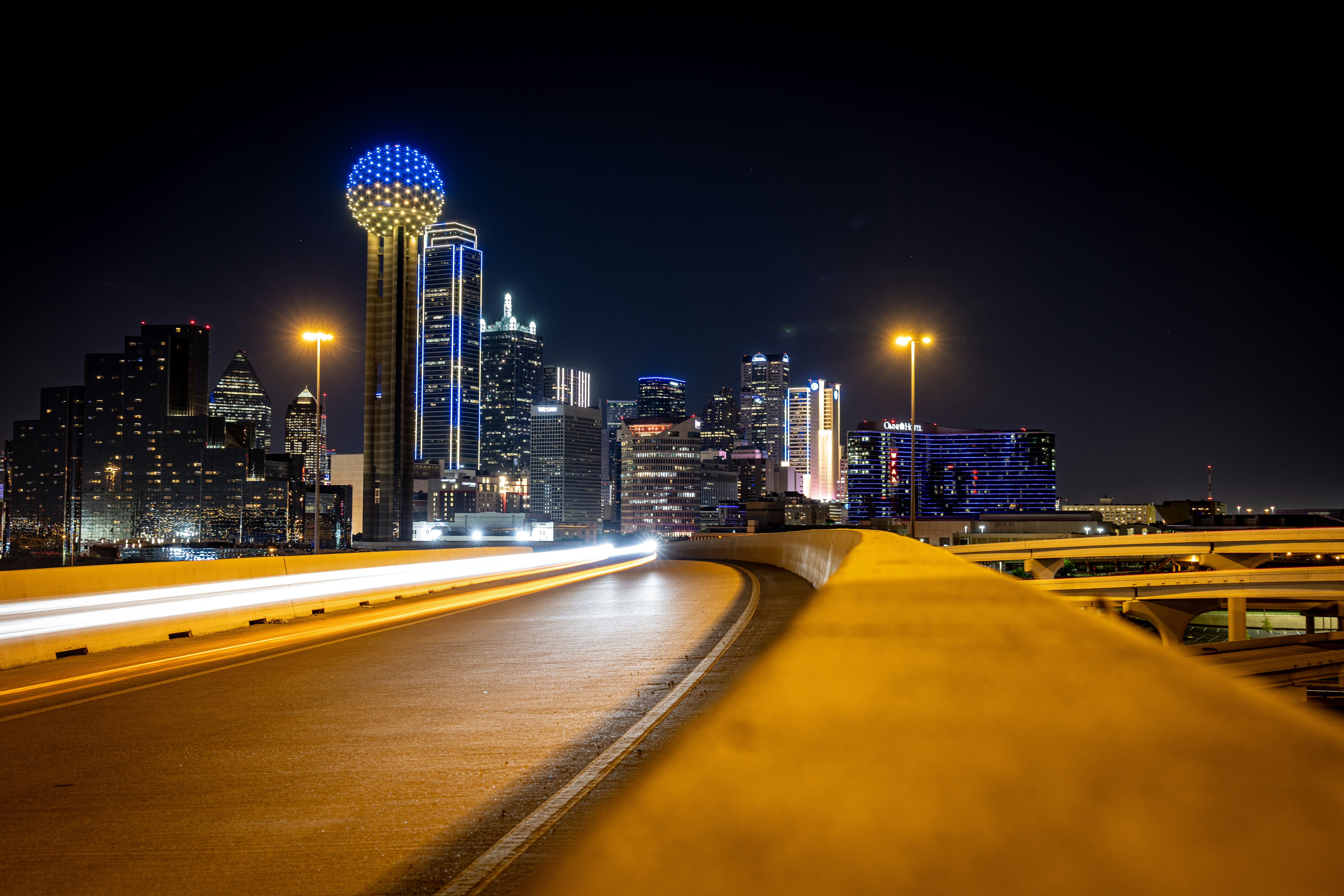 Un horizonte de la ciudad por la noche con una larga exposición