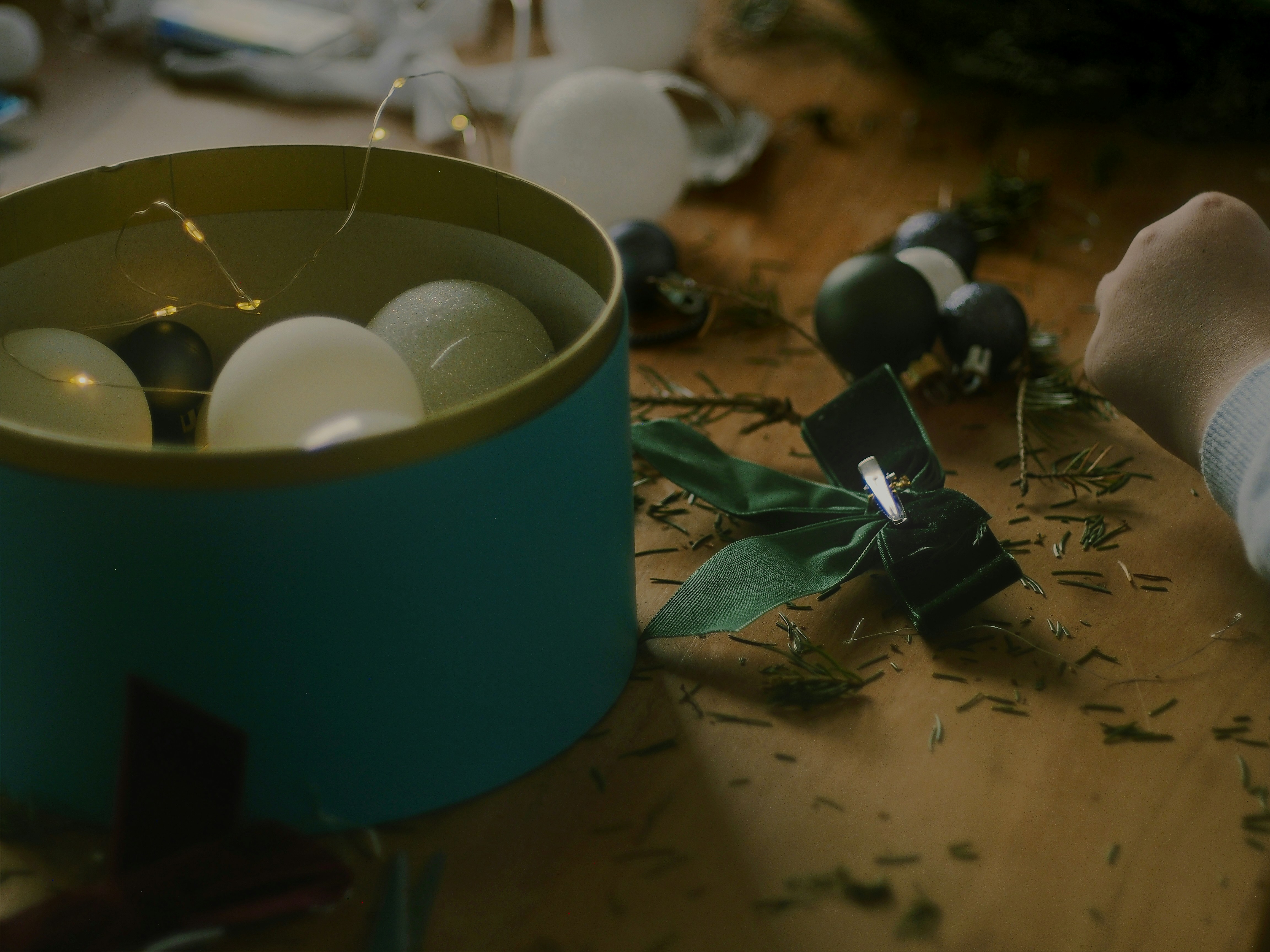 כוס כחולה עם נרות